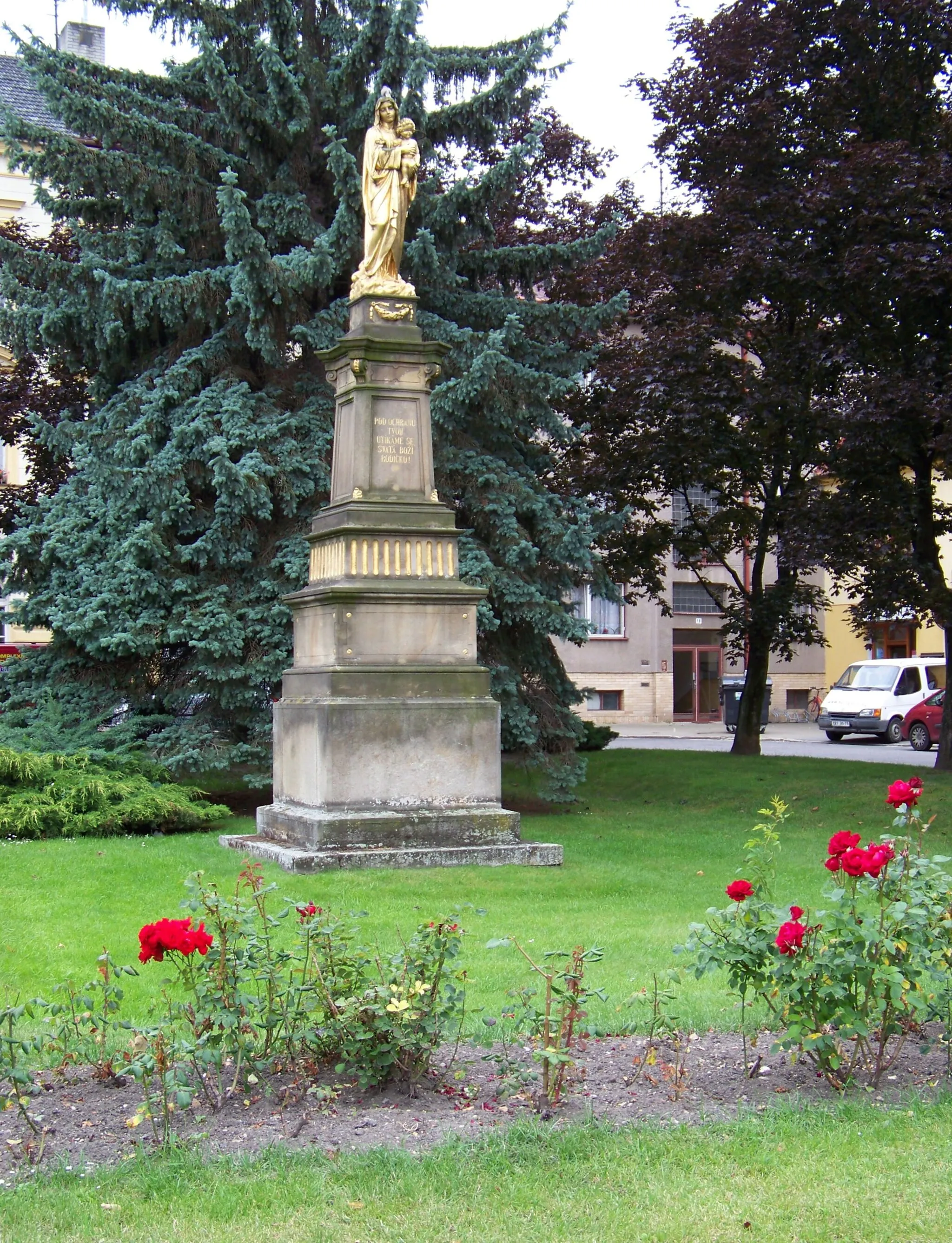 Photo showing: Holice, Pardubice District, Pardubice Region, the Czech Republic. Masaryk Square, a statue of Virgin Mary.