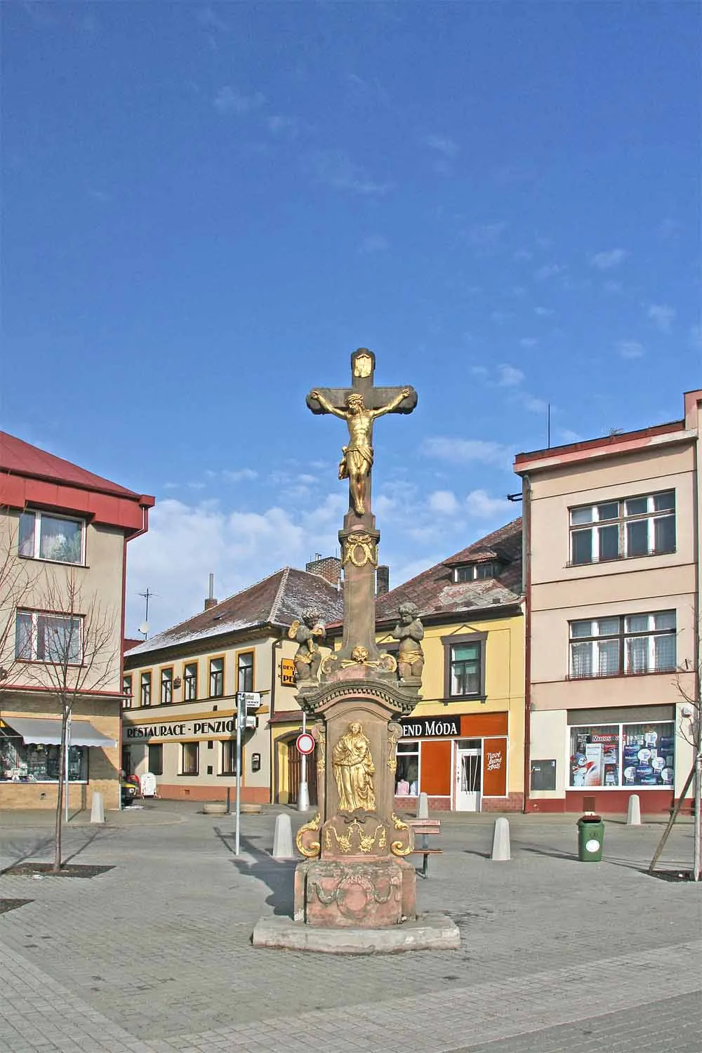 Photo showing: Kamenná Boží muka na náměstí v Holicích