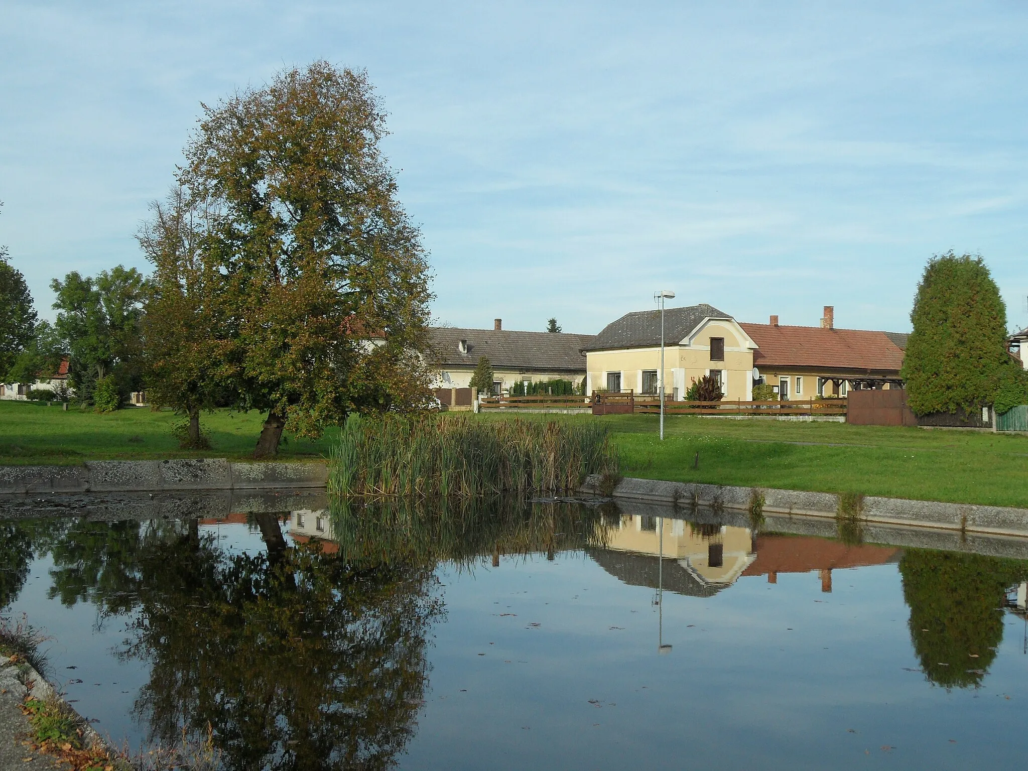 Photo showing: Hlavečník A. Houses near Small Pond, Pardubice, the Czech Republic.