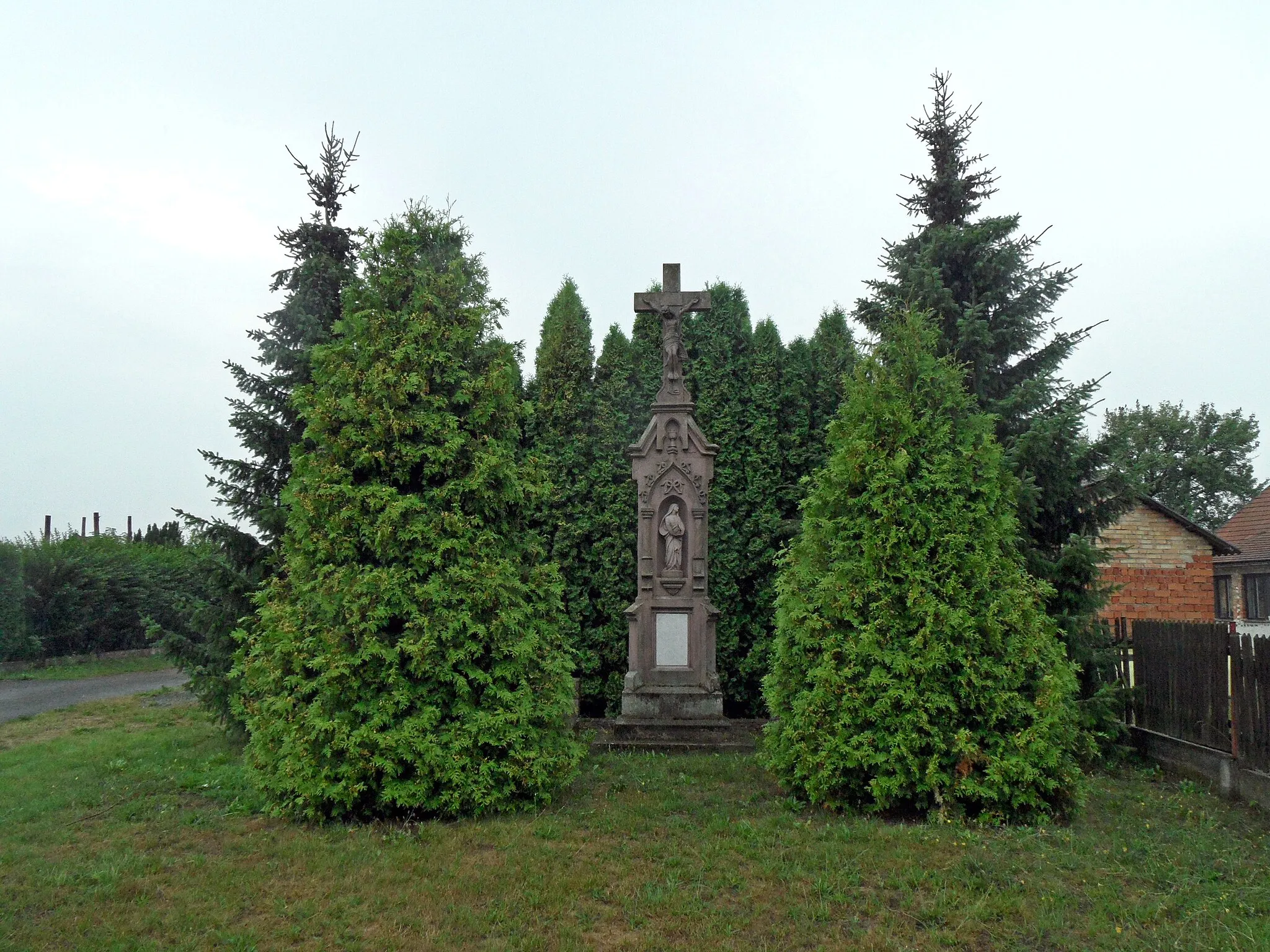 Photo showing: Chvojenec L. Crucifix with Trees Around. Pardubice District, the Czech Republic.