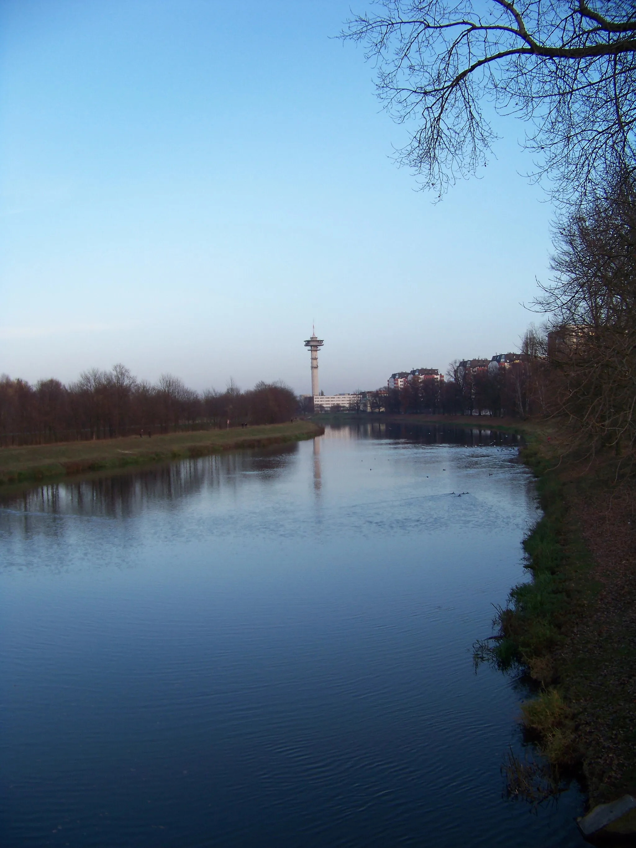 Photo showing: Pardubice-Zelené Předměstí, the Czech Republic. Elbe River, Peace Race Embankment and a telecommunication tower.