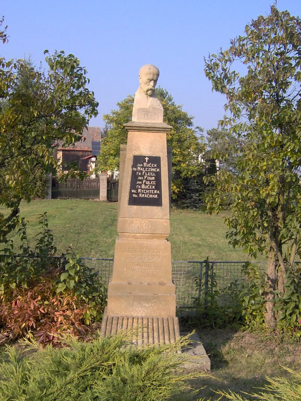 Photo showing: A World War I memorial in Šaplava, Hradec Králové District, Czechia, with a bust of T. G. Masaryk, first Czechoslovak president