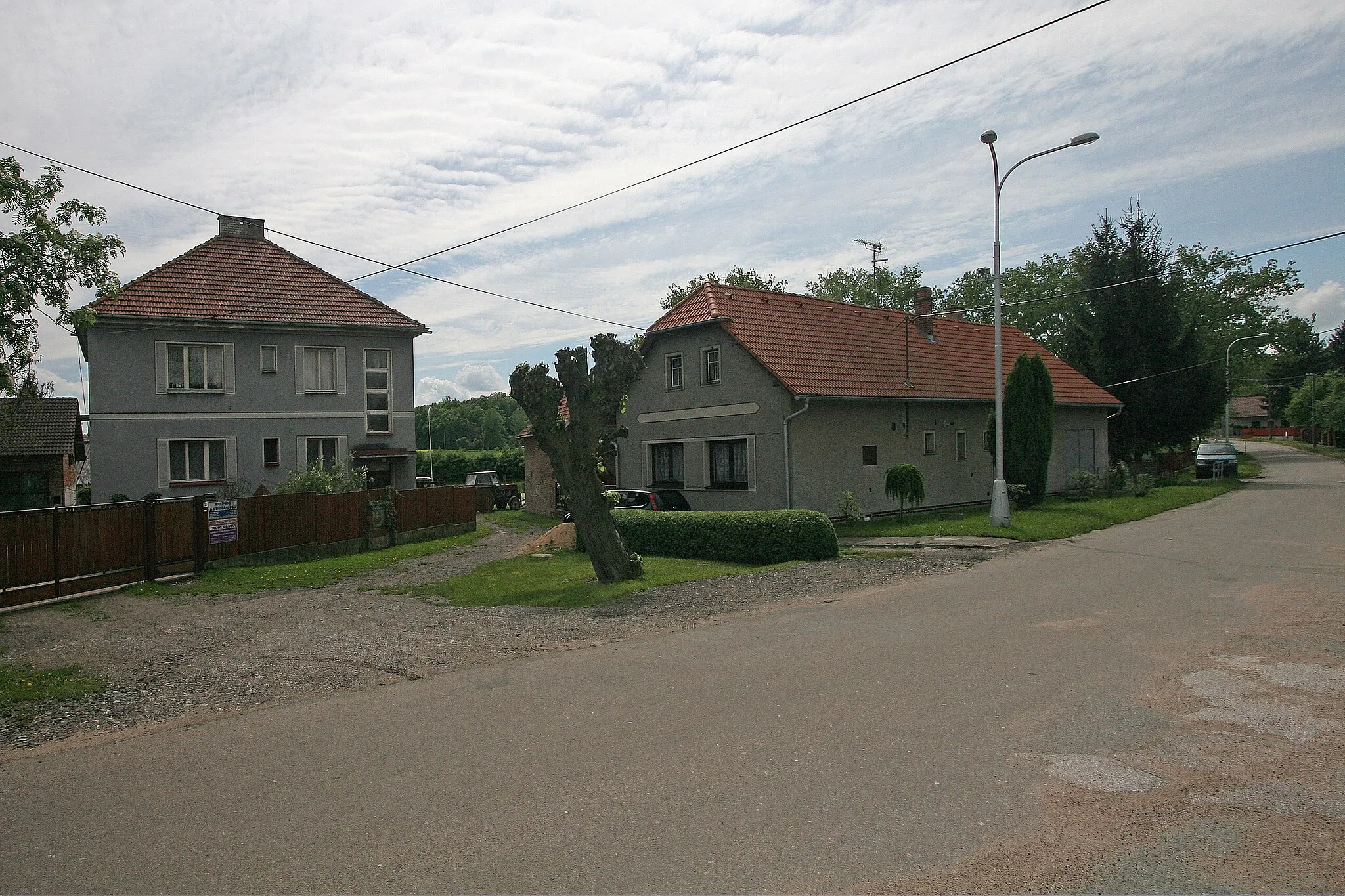 Photo showing: Zachrašťany čp. 30 a 69
Camera location 50° 12′ 39.92″ N, 15° 28′ 59.02″ E View this and other nearby images on: OpenStreetMap 50.211089;   15.483061

This file was created as a part of the photographic program of Wikimedia Czech Republic. Project: Foto českých obcí The program supports Wikimedia Commons photographers in the Czech Republic.