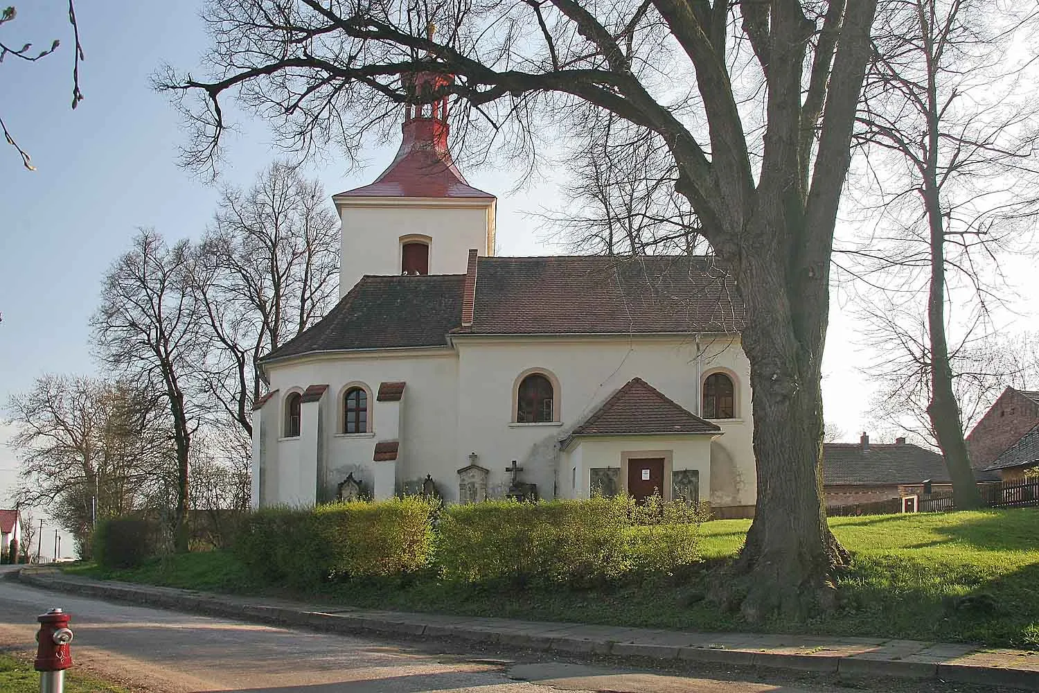 Photo showing: Church of Saint Andrew in village of Světí, Hradec Králové District, Czech Republic