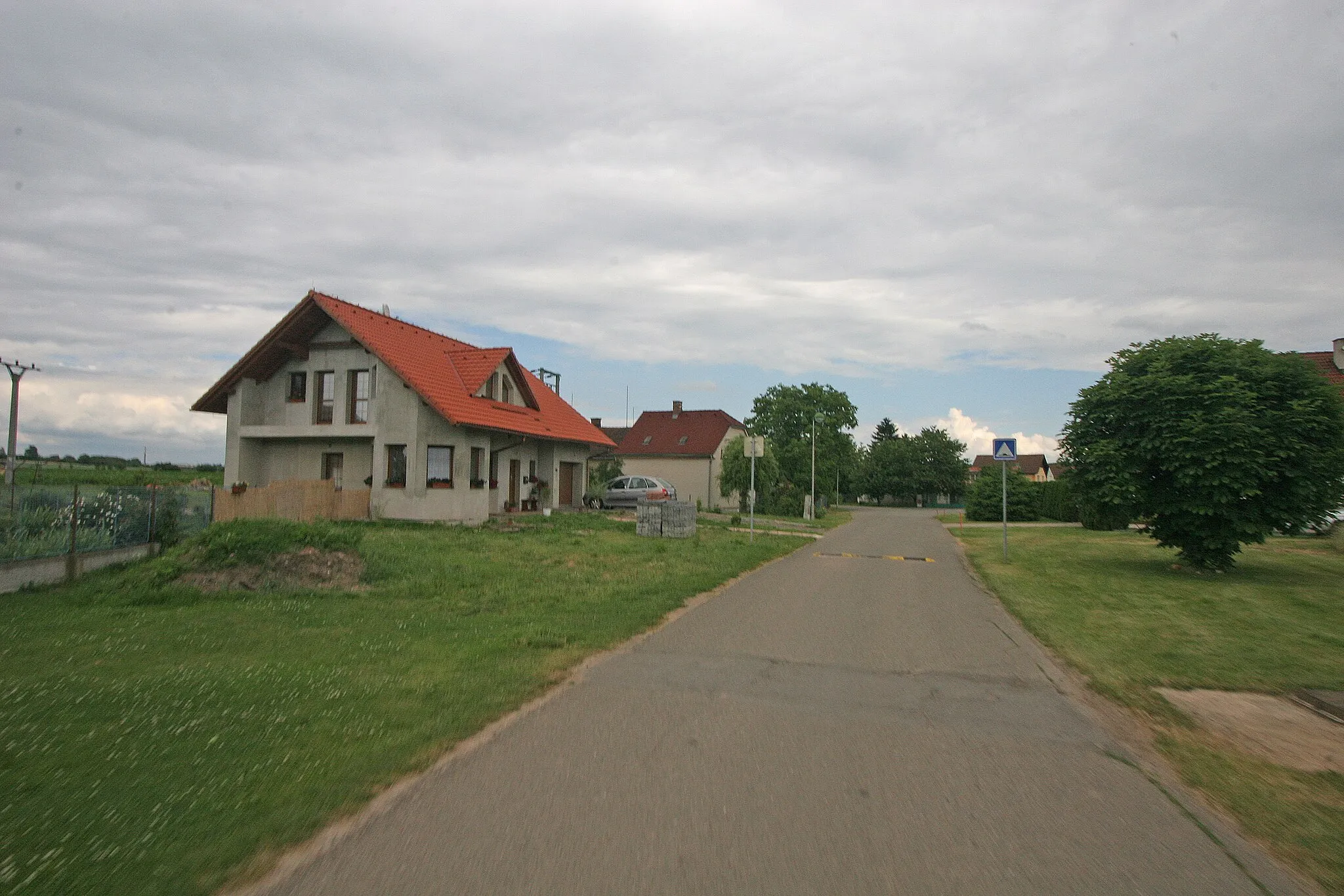 Photo showing: Sovětice novostavba
Camera location 50° 18′ 25.71″ N, 15° 42′ 34.6″ E View this and other nearby images on: OpenStreetMap 50.307142;   15.709611

This file was created as a part of the photographic program of Wikimedia Czech Republic. Project: Foto českých obcí The program supports Wikimedia Commons photographers in the Czech Republic.