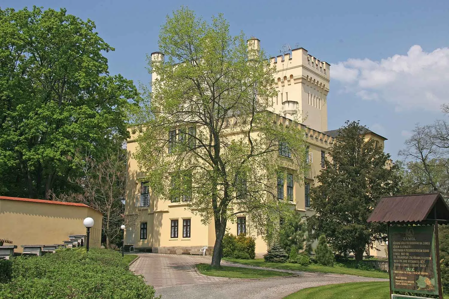 Photo showing: Castle in village Skřivany, district Hradec Králové, Czech Republic
Autor: Prazak

Date: 20. 5. 2006