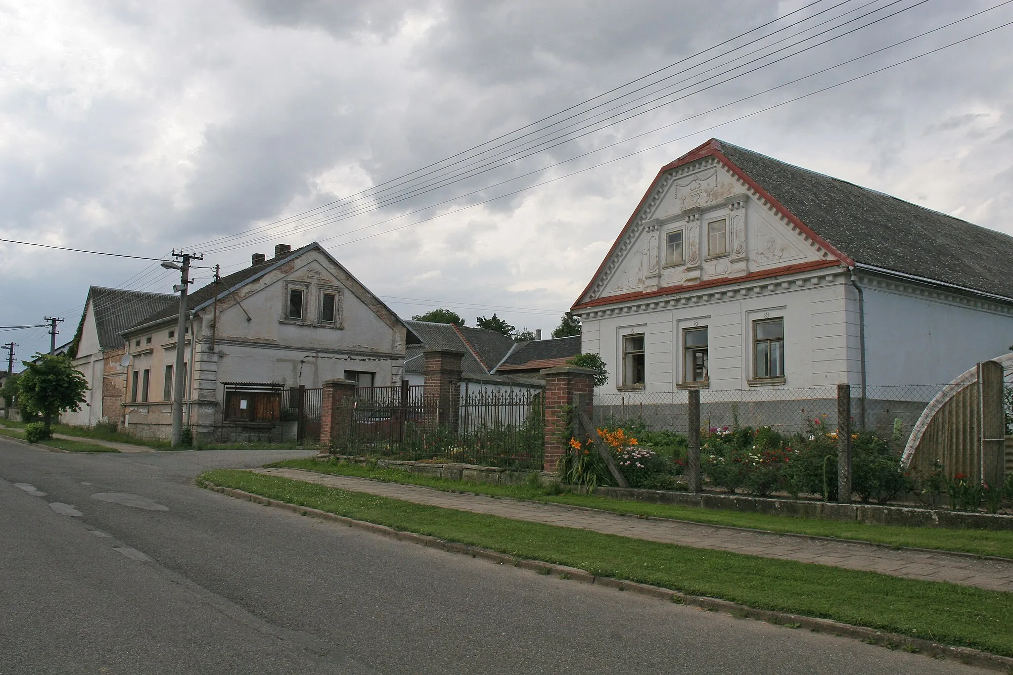 Photo showing: Sendražice čp. 102
Camera location 50° 17′ 22.89″ N, 15° 47′ 47.57″ E View this and other nearby images on: OpenStreetMap 50.289692;   15.796548

This file was created as a part of the photographic program of Wikimedia Czech Republic. Project: Foto českých obcí The program supports Wikimedia Commons photographers in the Czech Republic.