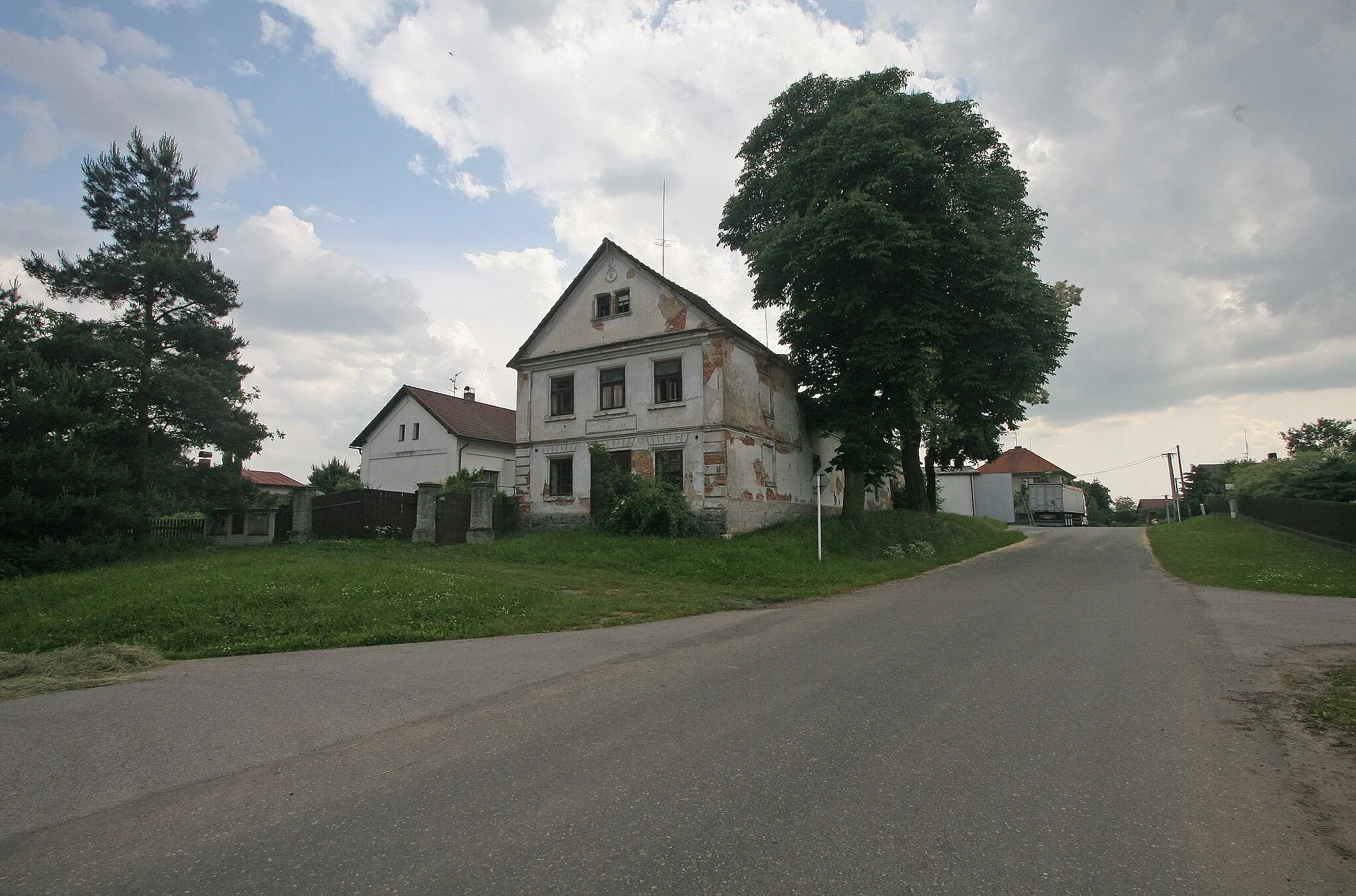 Photo showing: Roudnice čp. 96
Camera location 50° 10′ 34.94″ N, 15° 39′ 07.75″ E View this and other nearby images on: OpenStreetMap 50.176372;   15.652153

This file was created as a part of the photographic program of Wikimedia Czech Republic. Project: Foto českých obcí The program supports Wikimedia Commons photographers in the Czech Republic.