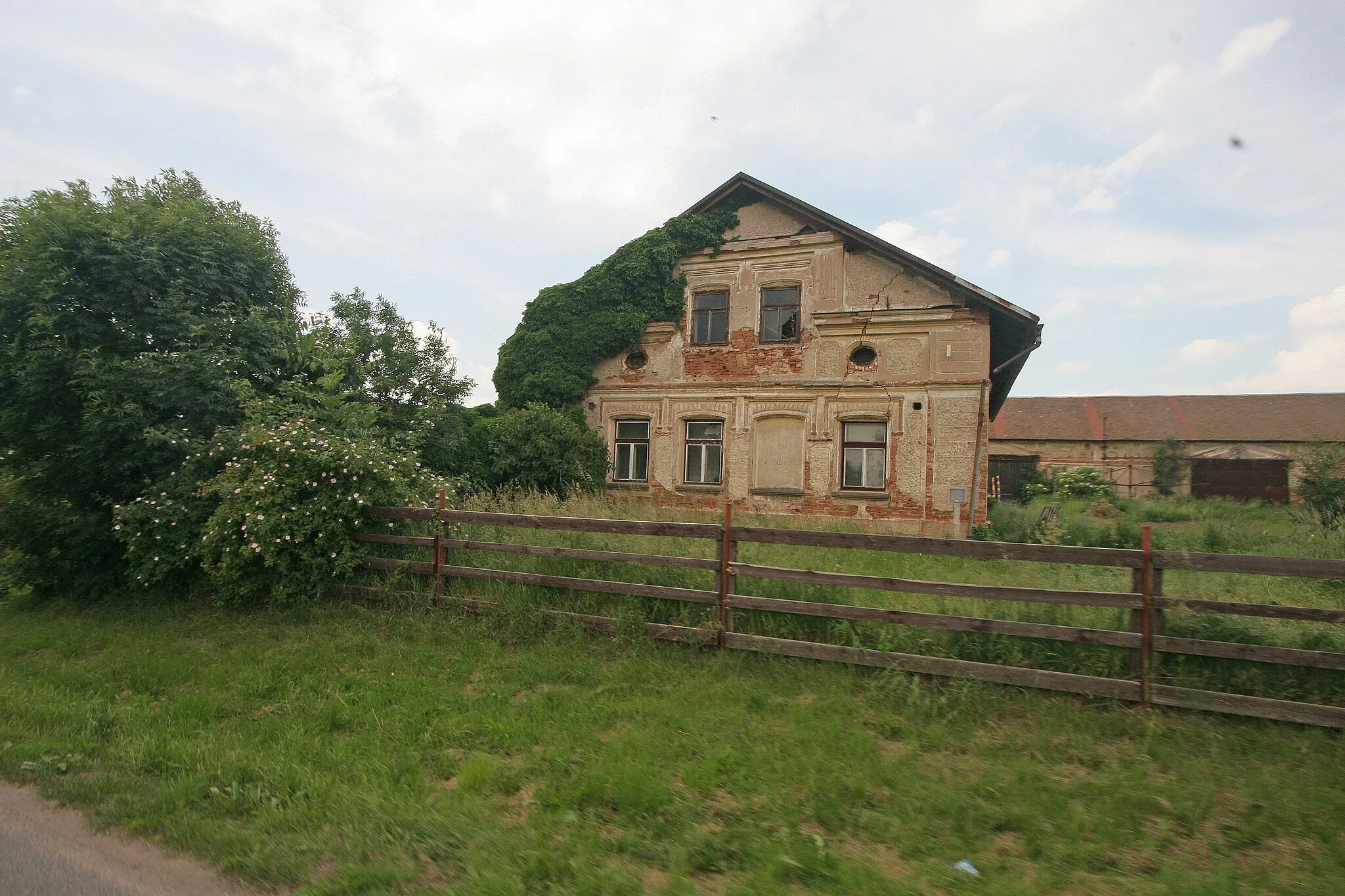 Photo showing: Roudnice čp. 30
Camera location 50° 10′ 35.62″ N, 15° 38′ 25.19″ E View this and other nearby images on: OpenStreetMap 50.176561;   15.640331

This file was created as a part of the photographic program of Wikimedia Czech Republic. Project: Foto českých obcí The program supports Wikimedia Commons photographers in the Czech Republic.