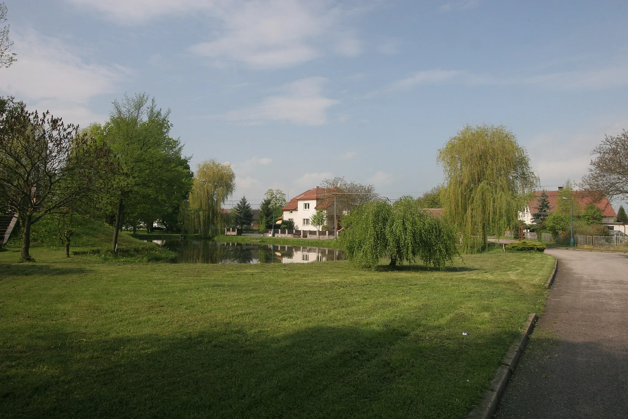 Photo showing: Obědovice návesní rybník
Camera location 50° 09′ 39.1″ N, 15° 34′ 56.76″ E View this and other nearby images on: OpenStreetMap 50.160861;   15.582433

This file was created as a part of the photographic program of Wikimedia Czech Republic. Project: Foto českých obcí The program supports Wikimedia Commons photographers in the Czech Republic.