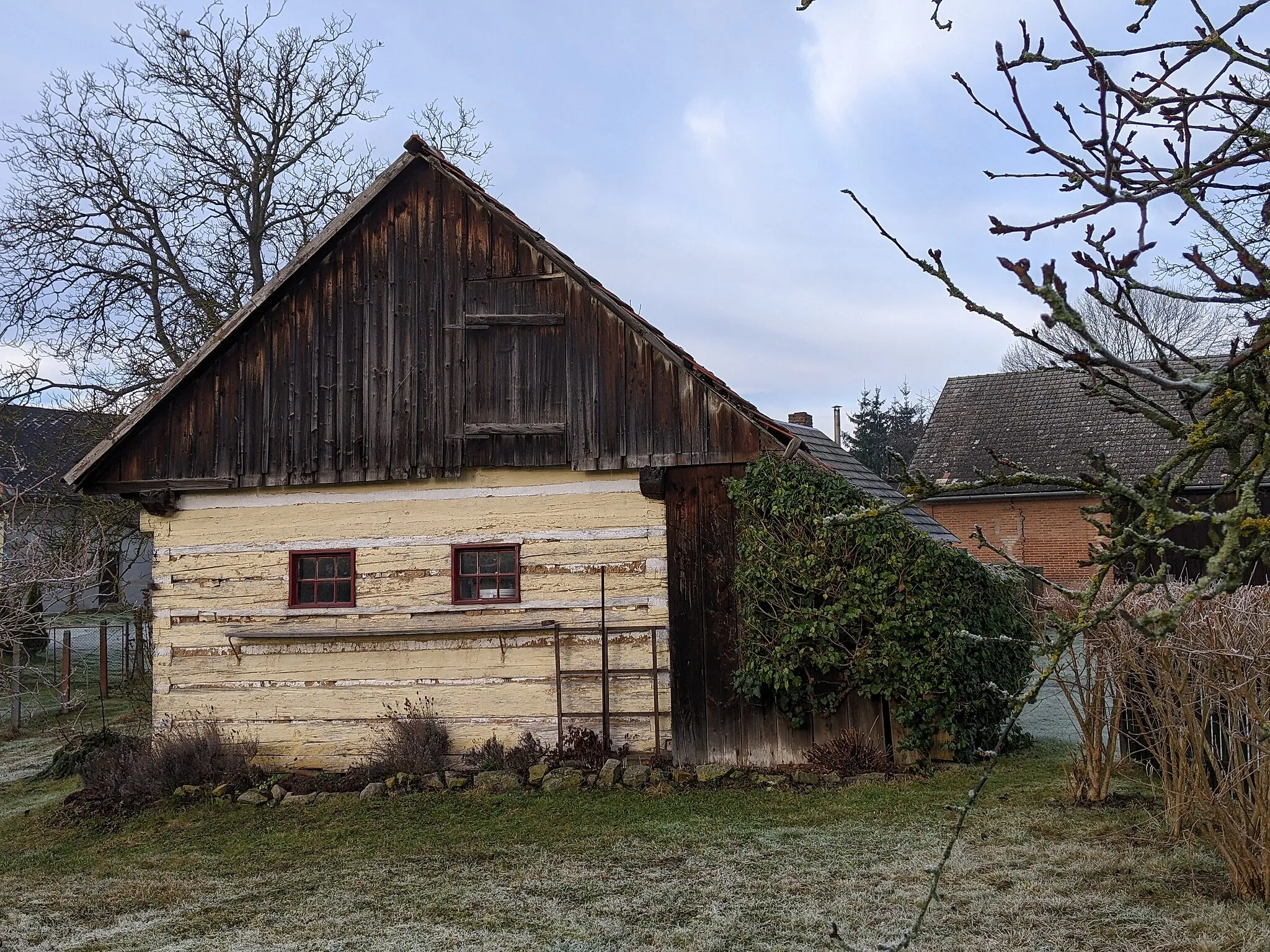 Photo showing: Mžany - roubená stavba pod čp. 3 na návsi