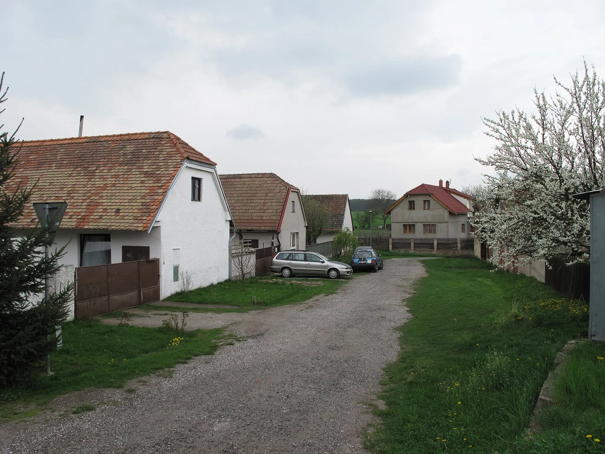 Photo showing: Cottages in Lovčice village, Hradec Králové District, Czech Republic.