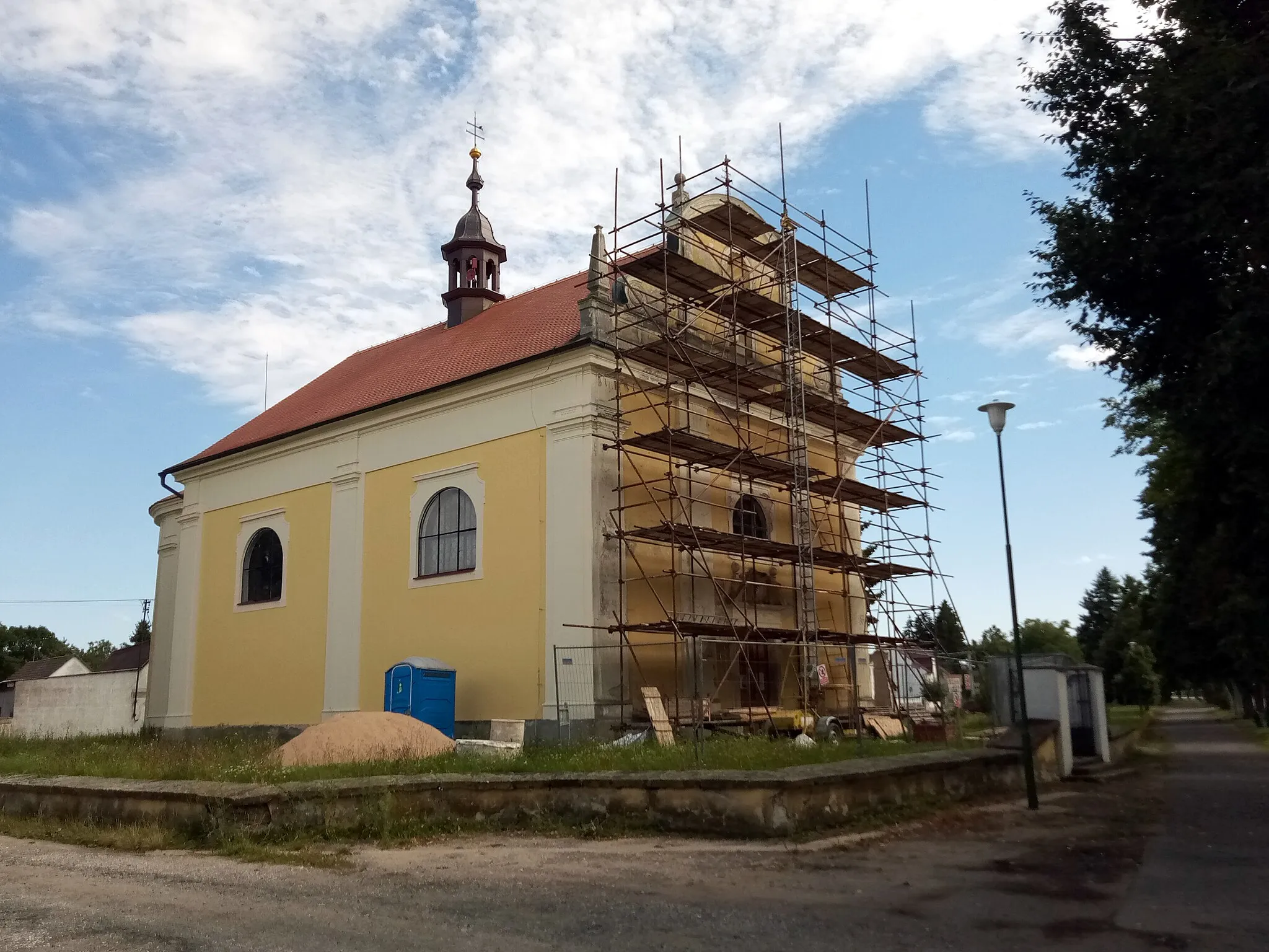 Photo showing: Façade repairs of the Church of Saint Bartholomew in Lovčice, Hradec Králové District, Czechia.