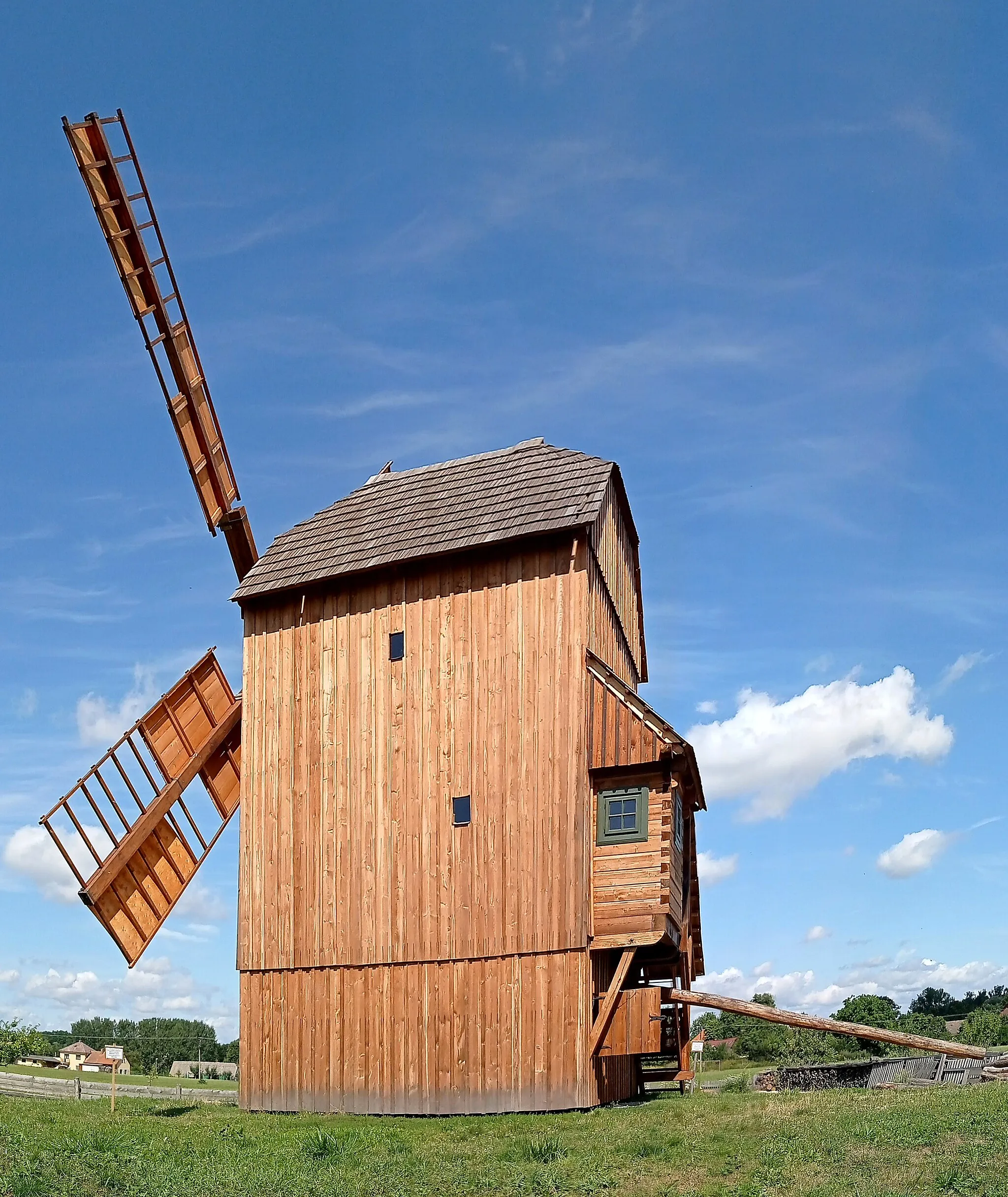 Photo showing: A 2020 replica of a 19th century windmill in Podorlický skanzen, an open-air museum in Krňovice‎, Hradec Králové District, Czechia