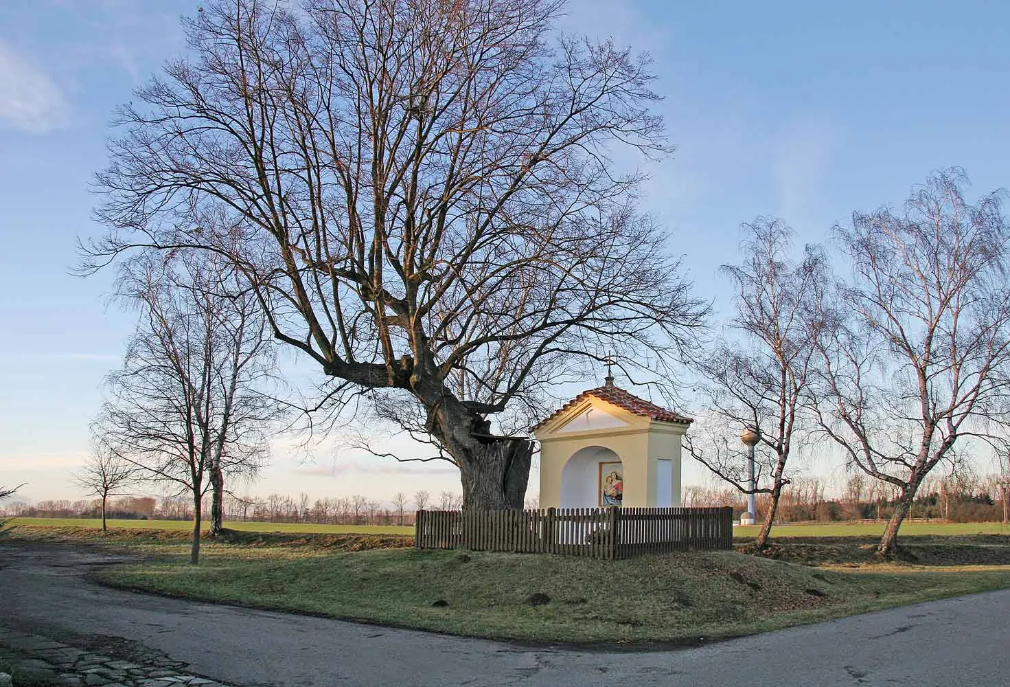 Photo showing: Chapel next to cemetery in Kratonohy, Hradec Králové District, Czech Republic