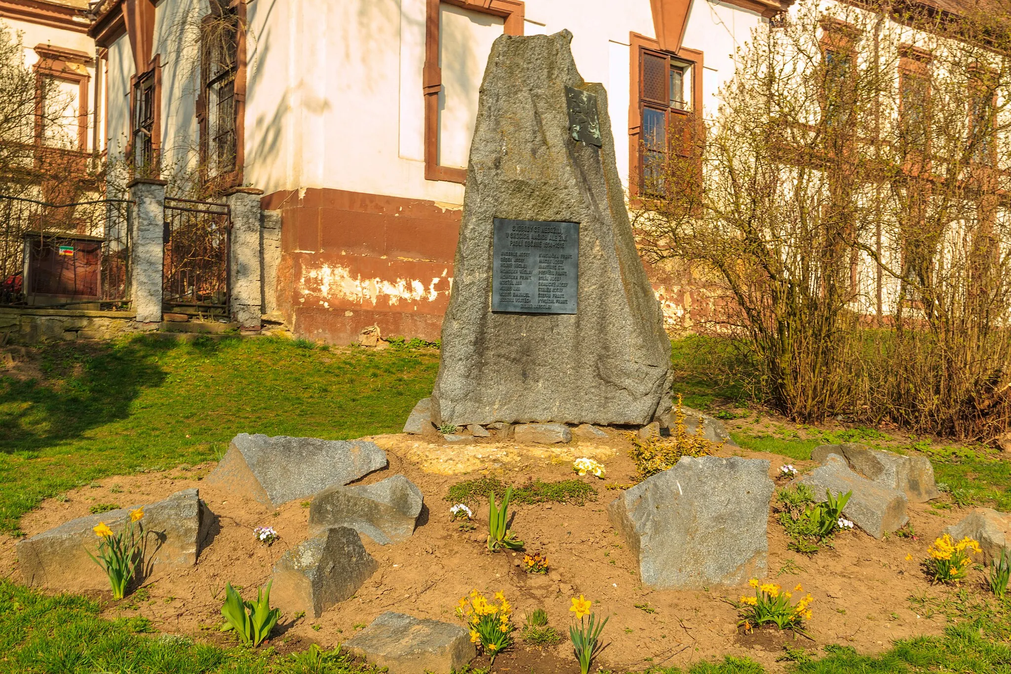 Photo showing: Hořiněves pomník padlých

This file was created as a part of the photographic program of Wikimedia Czech Republic. Project: Foto českých obcí The program supports Wikimedia Commons photographers in the Czech Republic.