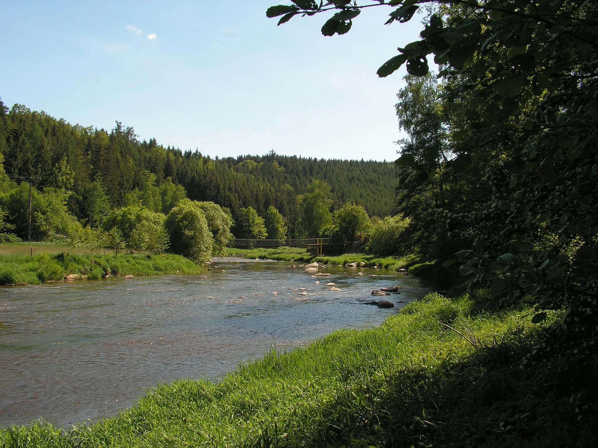 Photo showing: Sázava u Mrzkovic na svém 141,0 říčním kilometru pod ústím Pstružného potoka.