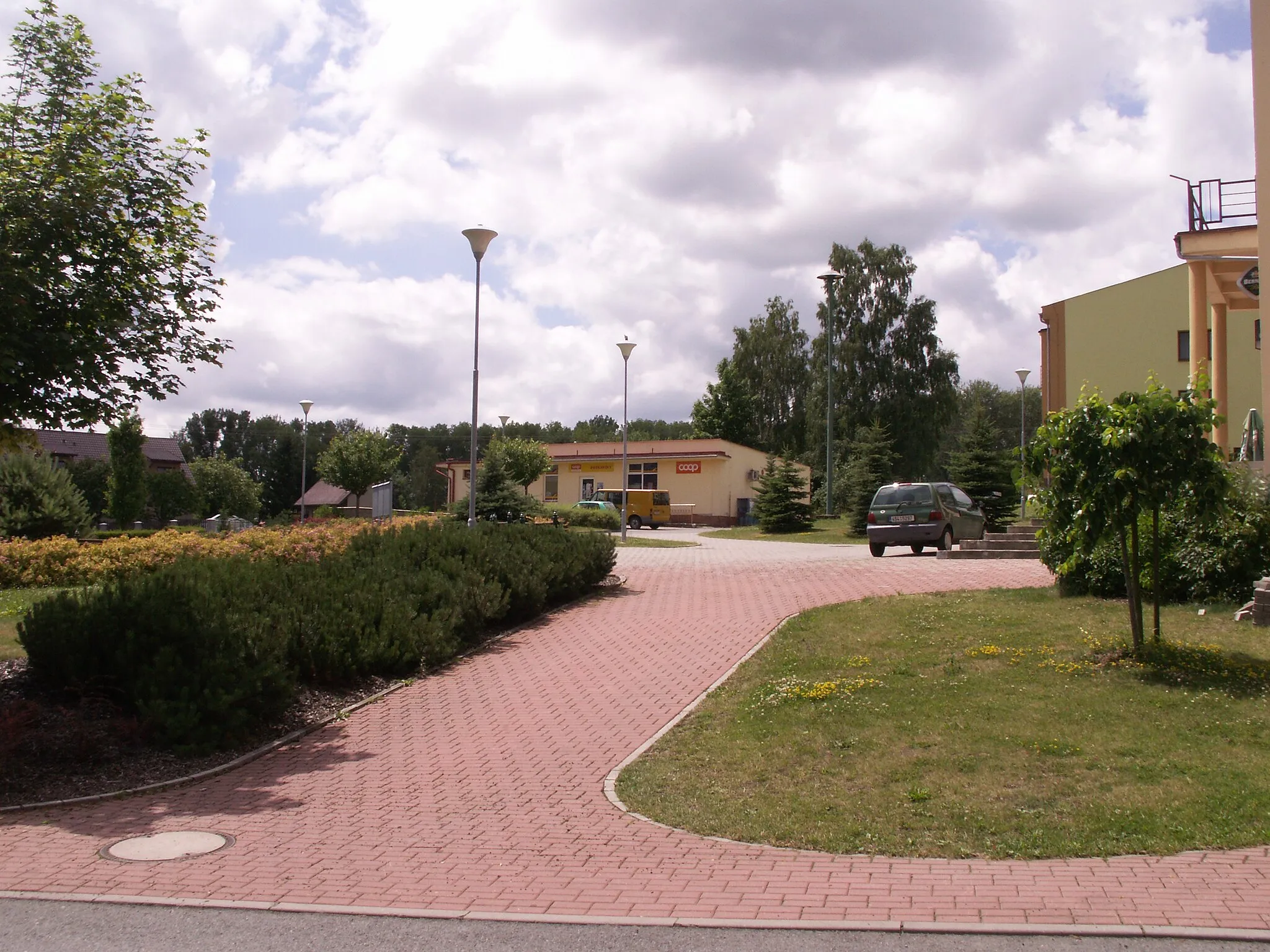 Photo showing: KONICA MINOLTA DIGITAL CAMERA, obec Oudoleň, okres Havlíčkův Brod, náves před kulturním domem s prodejnou Coop