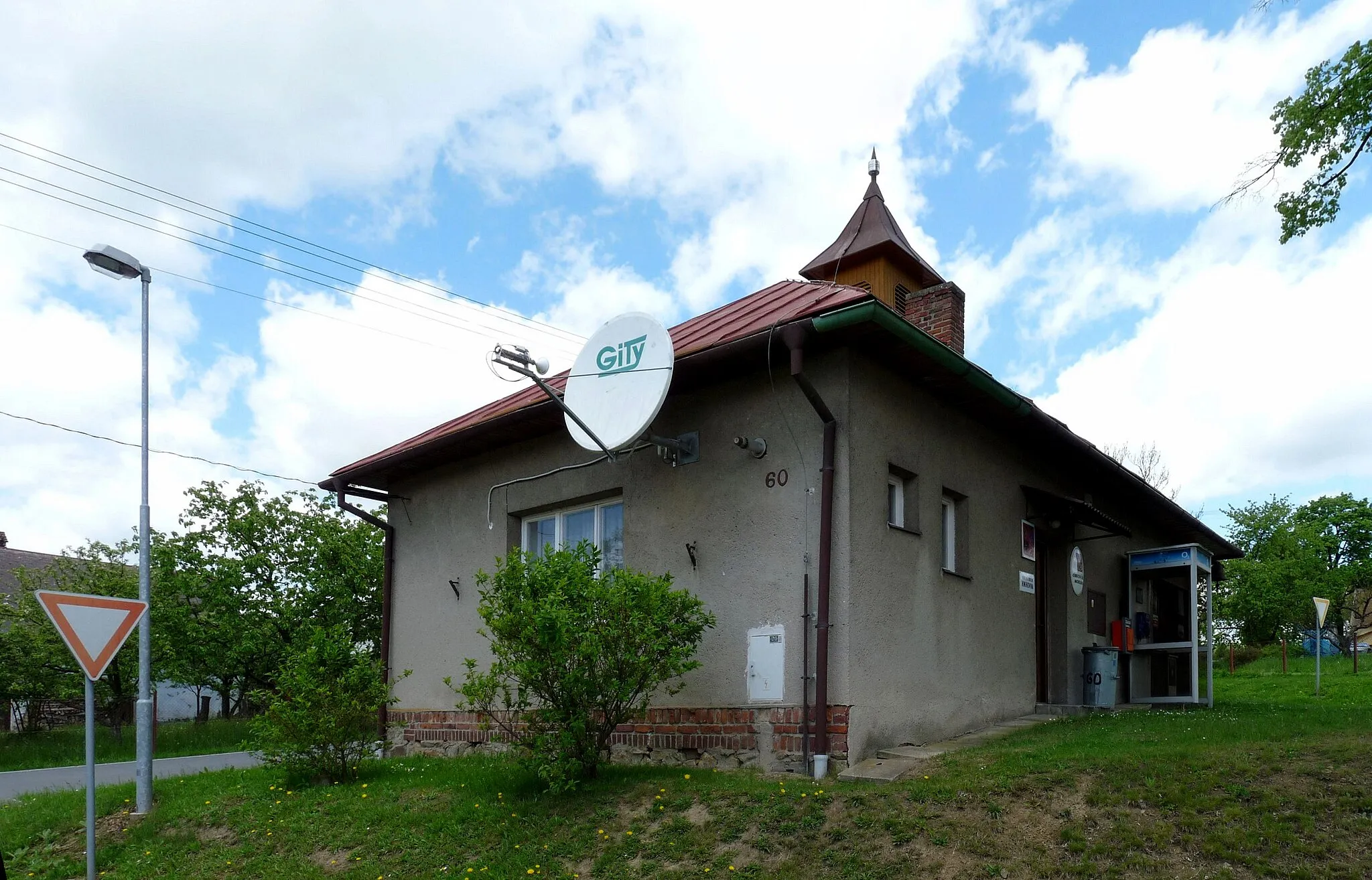 Photo showing: Municipal office building in the village of Modlíkov, Havlíčkův Brod District, Vysočina Region, Czech Republic.