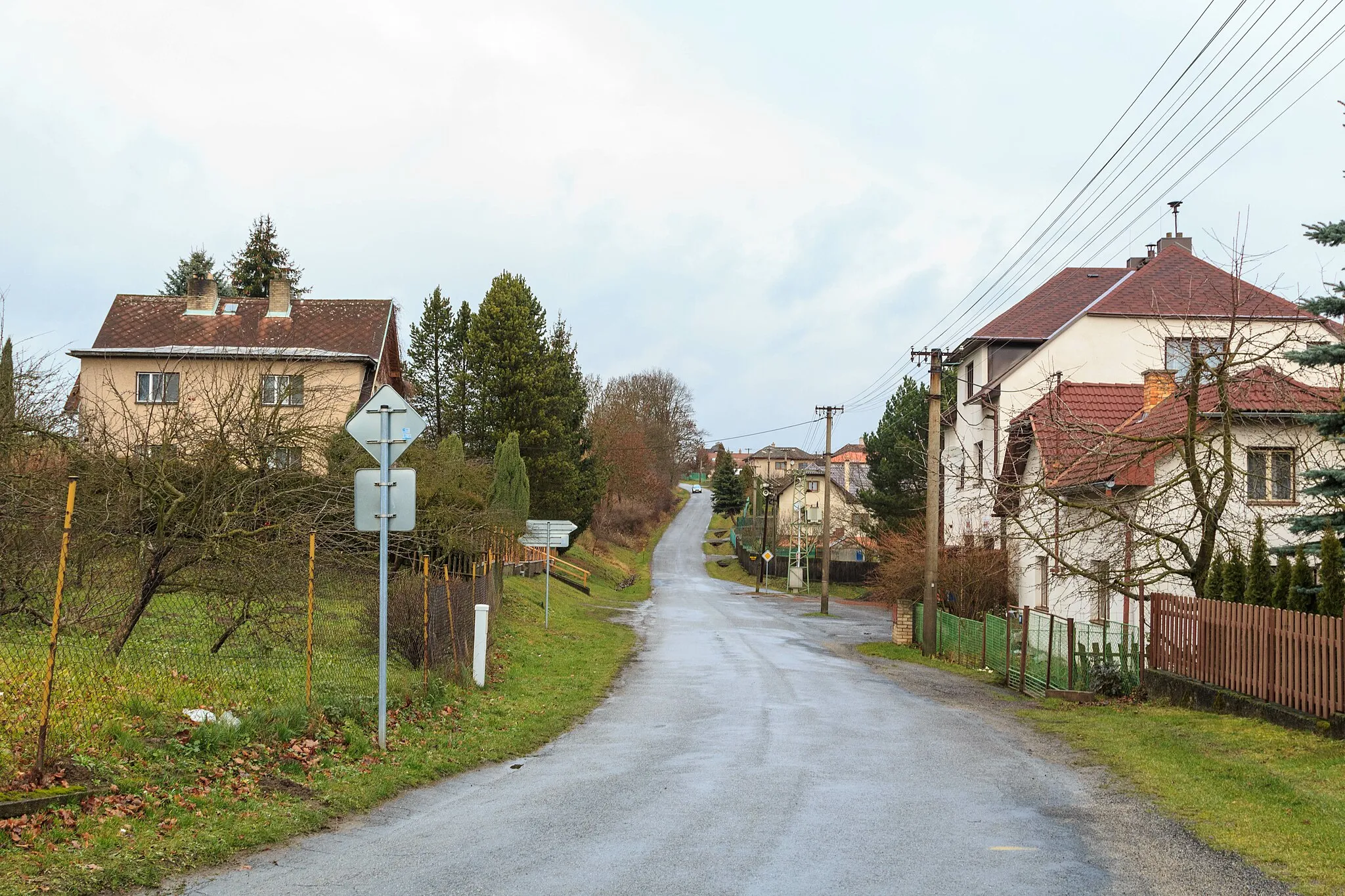 Photo showing: This file was created as a part of the photographic program of Wikimedia Czech Republic. Project: Foto českých obcí The program supports Wikimedia Commons photographers in the Czech Republic.
Lučice čp. 141