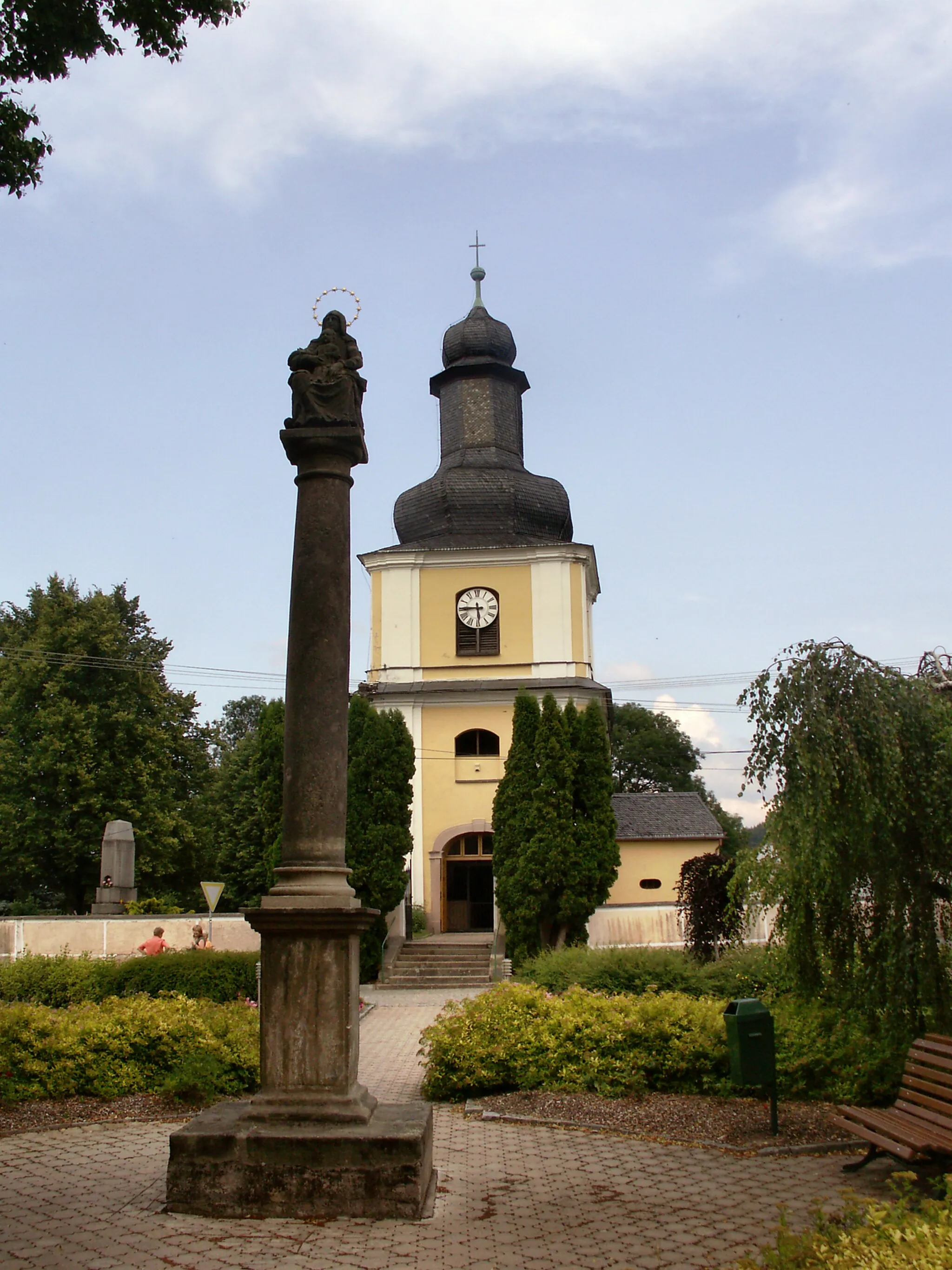 Photo showing: Libice nad Doubravou, městys v okrese Havlíčkův Brod, toskánský mariánský sloup na náměstí sv. Jiljí, v pozadí kostel sv. Jiljí