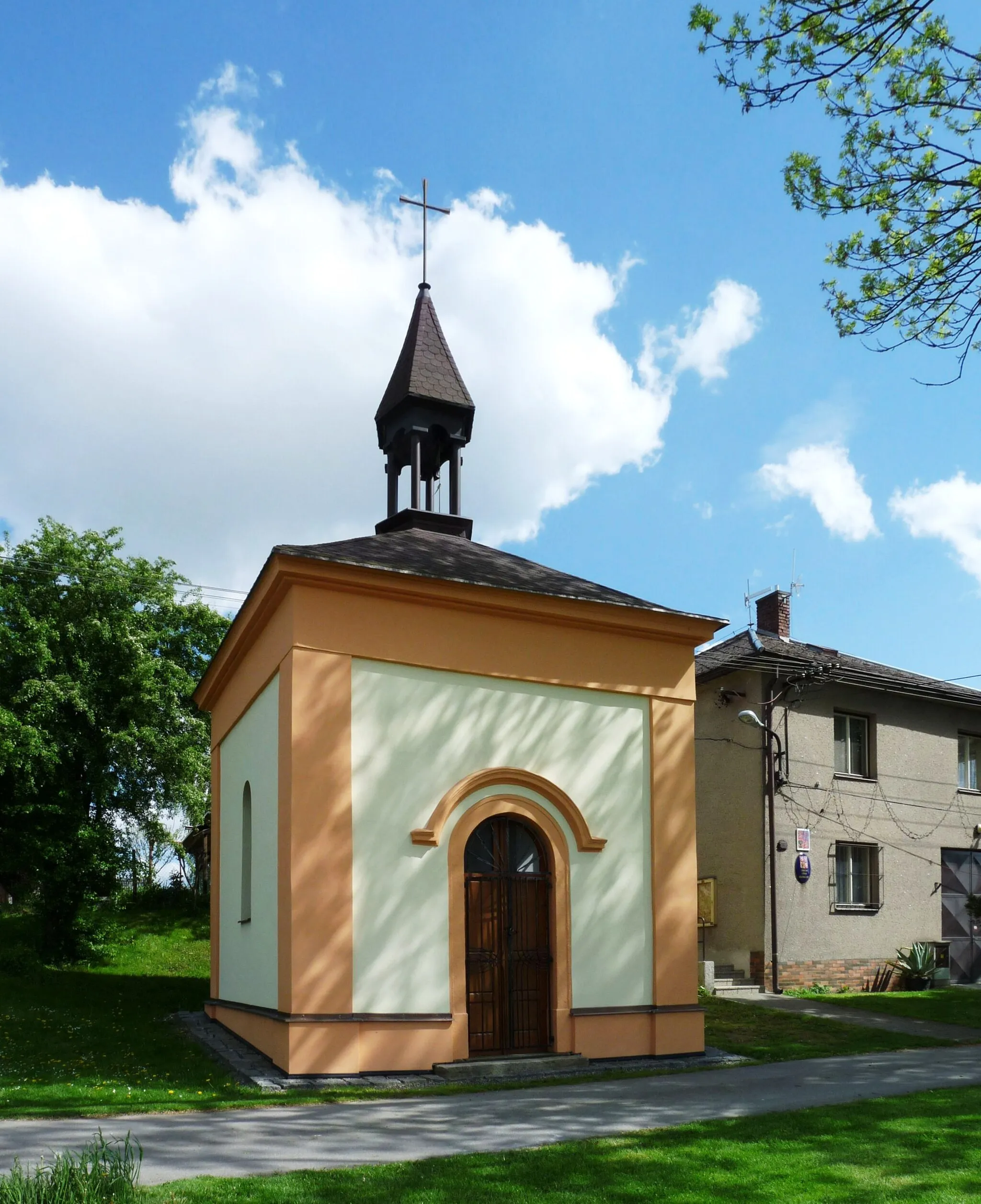 Photo showing: Chapel in the village of Krátká Ves, Havlíčkův Brod District, Vysočina Region, Czech Republic.