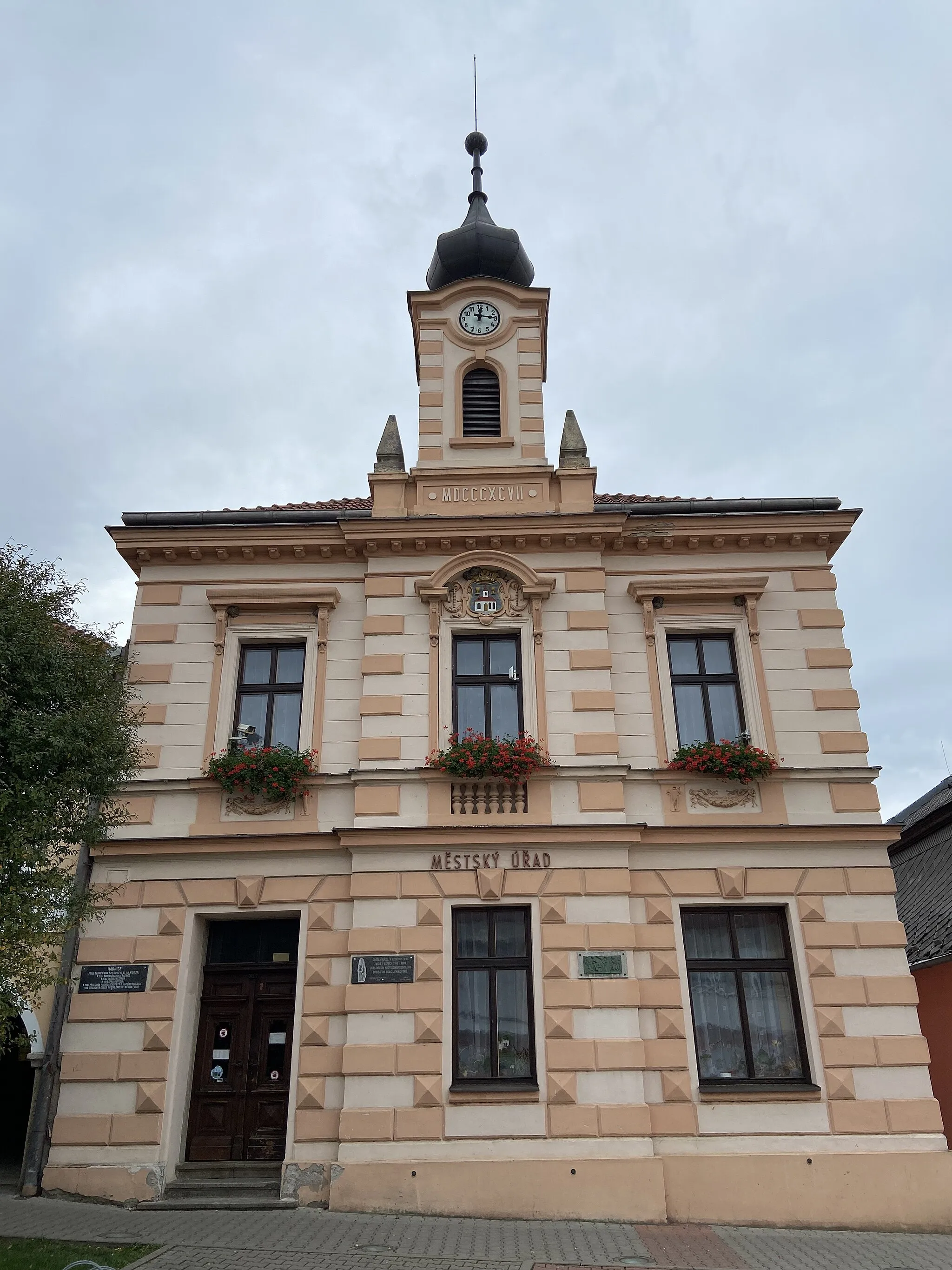 Photo showing: Picture of City Hall in Golčův Jeníkov at T.G. Masaryk Square.