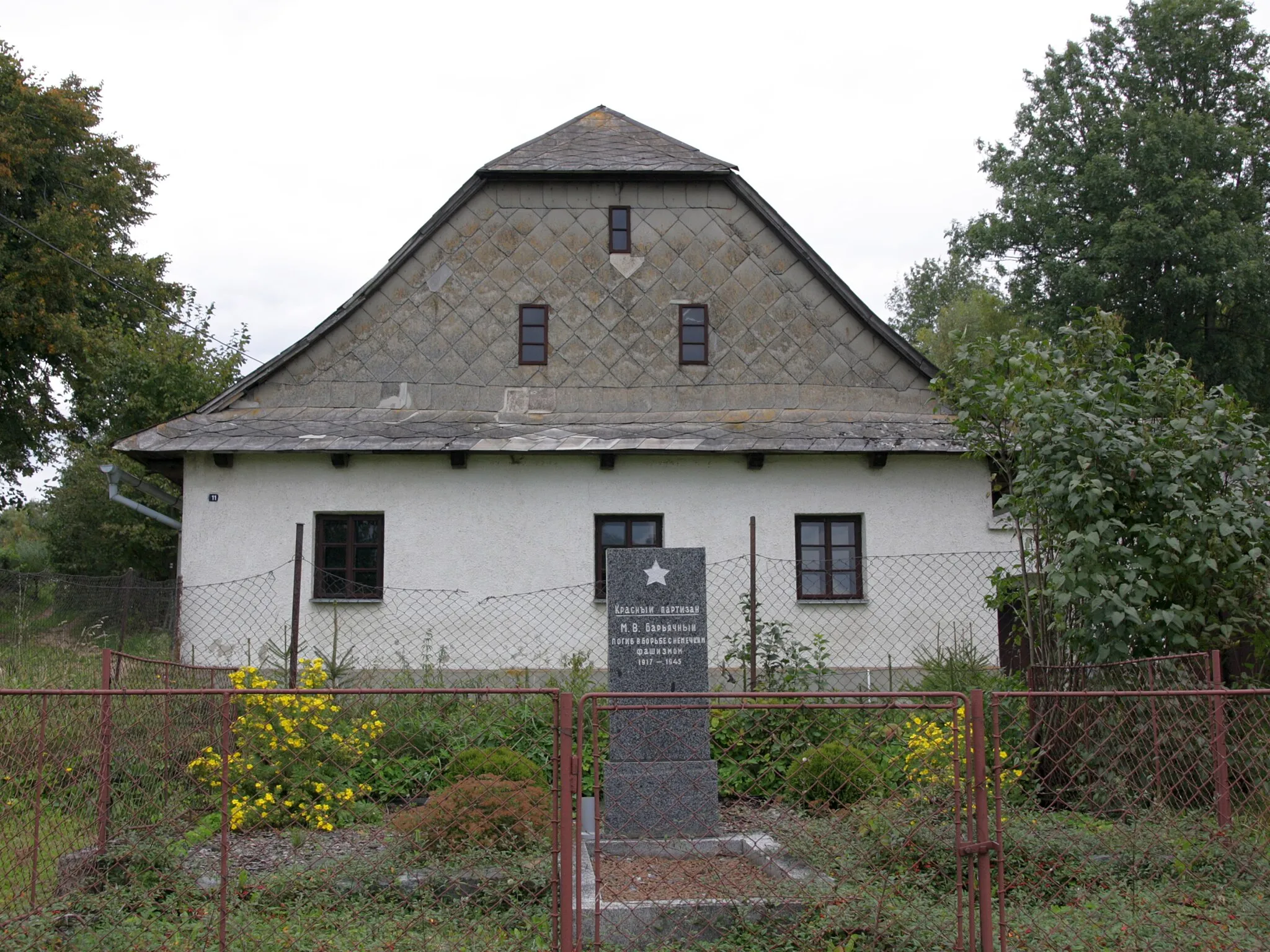 Photo showing: Odranec, pomník partyzána M.V. Barjačného.