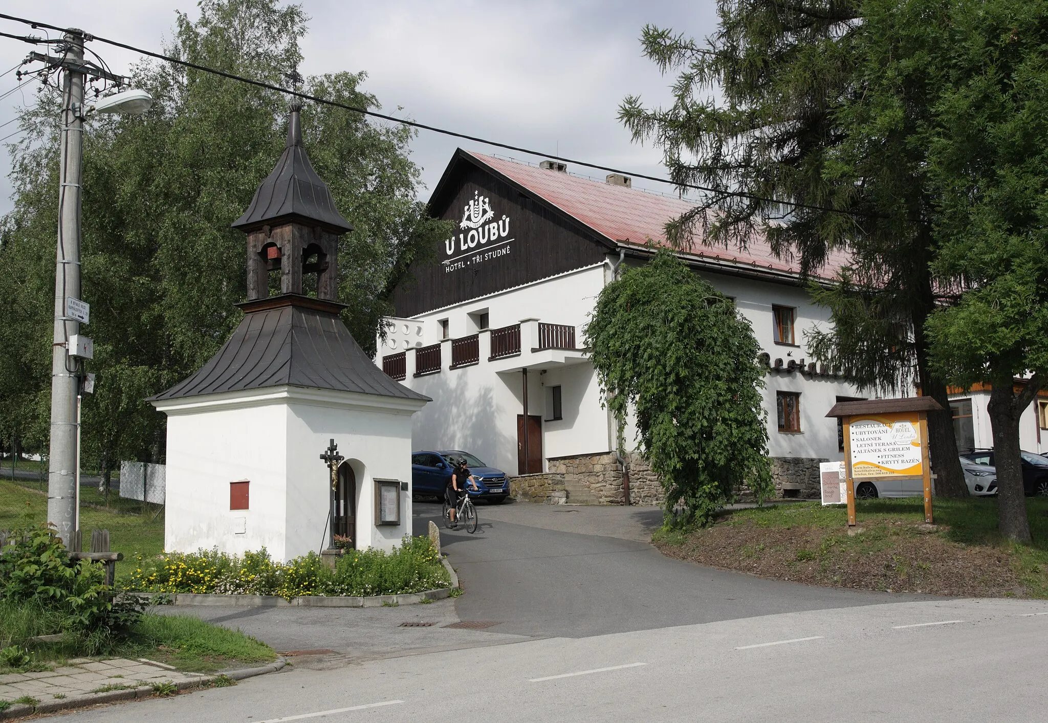 Photo showing: Tři Studně - kaple a hotel U Loubů