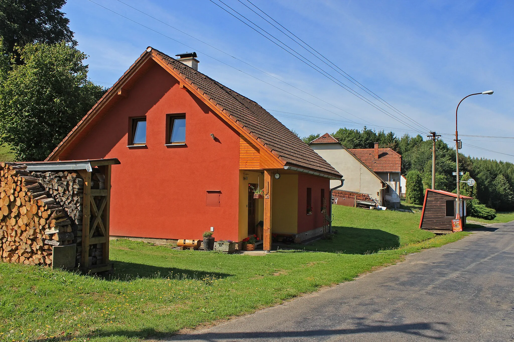 Photo showing: Bus stop in Vlčkov, Czech Republic.