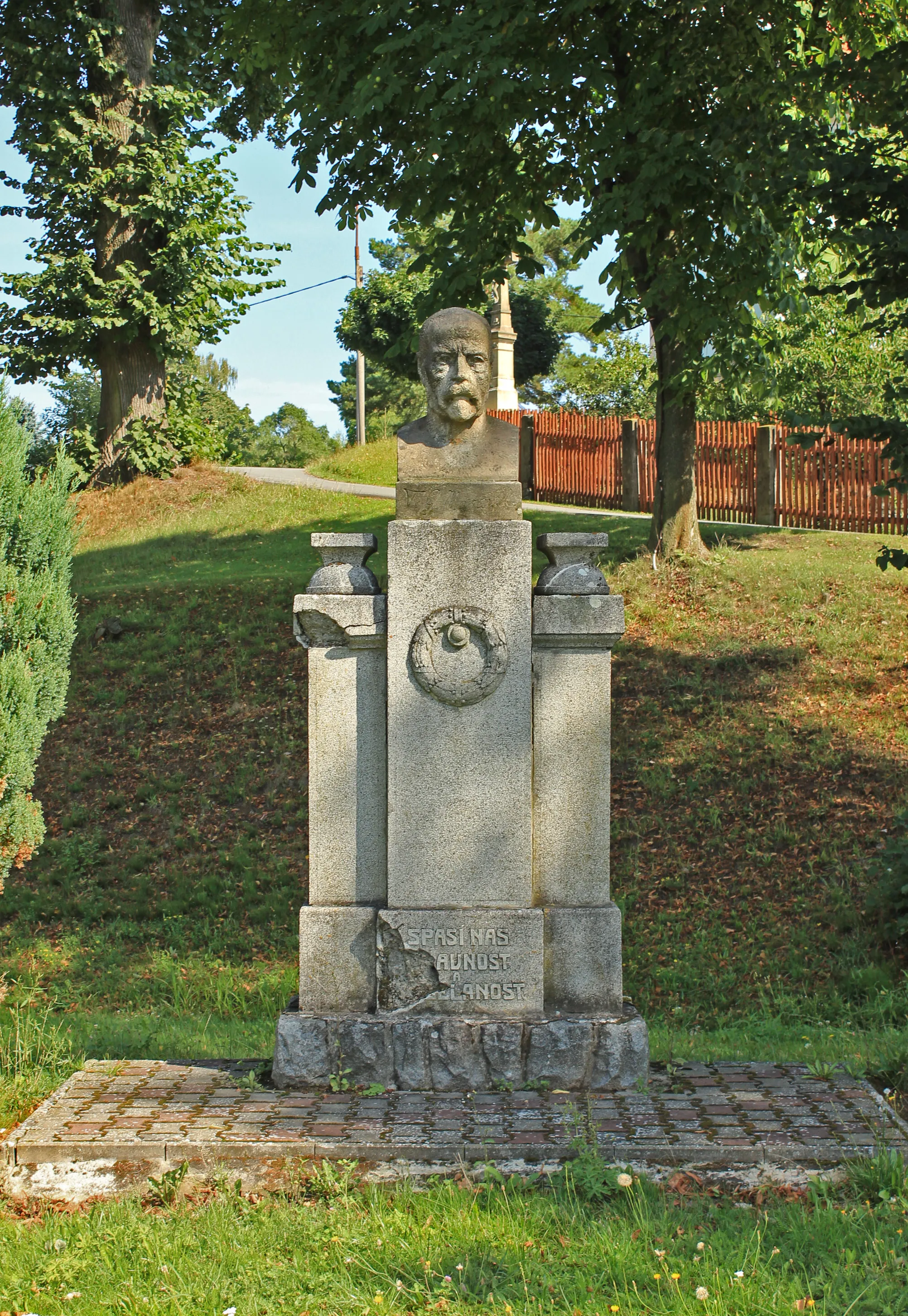 Photo showing: Statue of Masaryk in Vlčkov, Czech Republic.