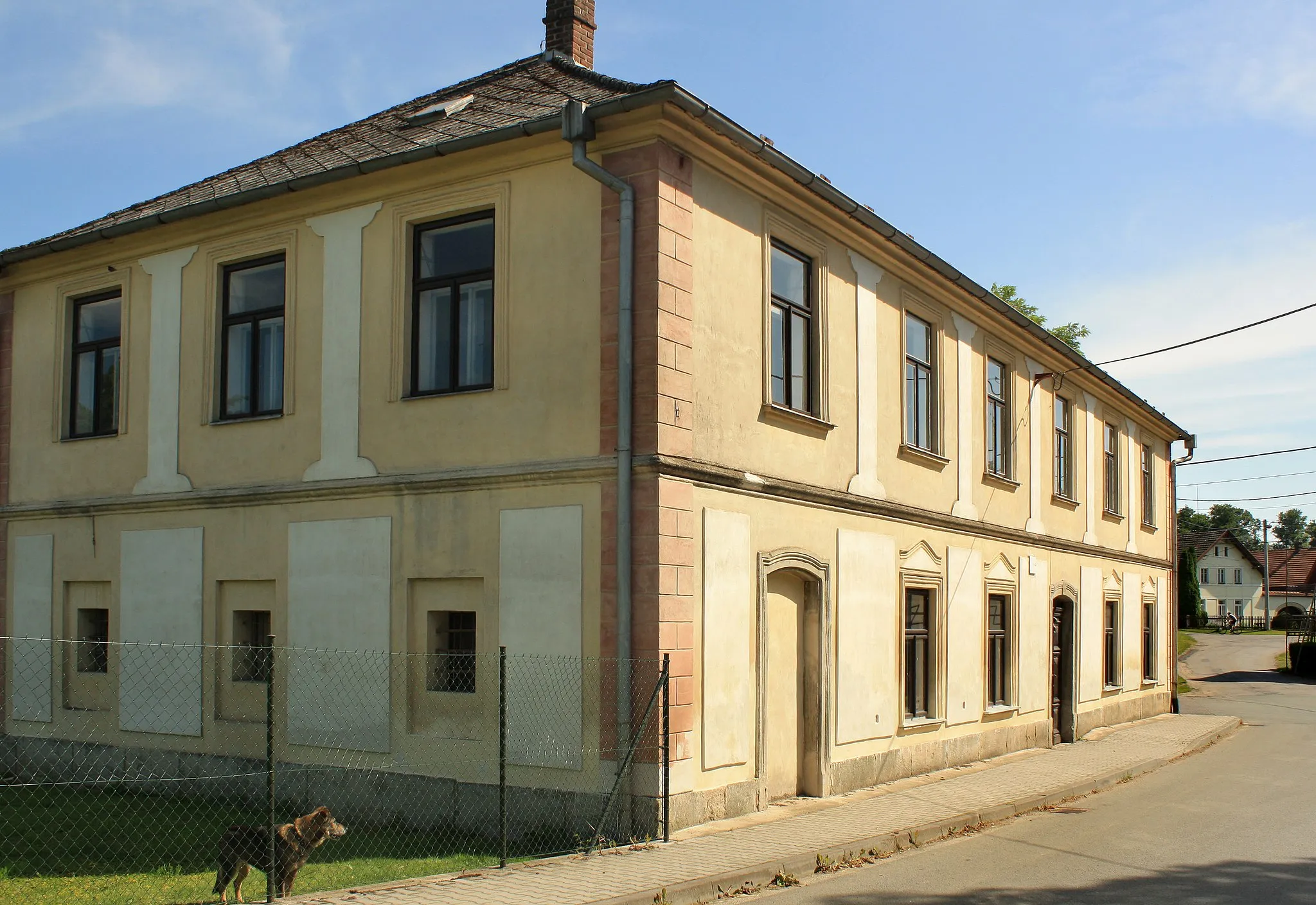 Photo showing: Old school in Tržek, Czech Republic