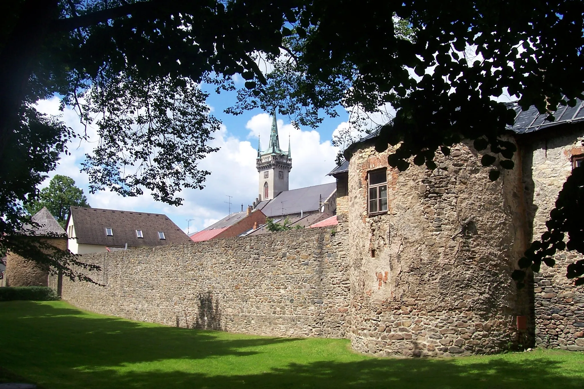 Photo showing: Polička in Svitavy District, Czech Republic. Town wall and the tower of the the St.-Jacob-church.