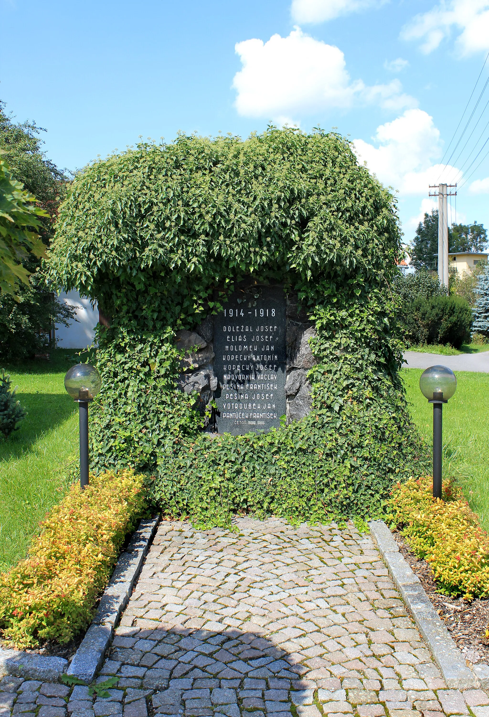 Photo showing: World War I memorial in Nová Ves u Jarošova, Czech Republic.