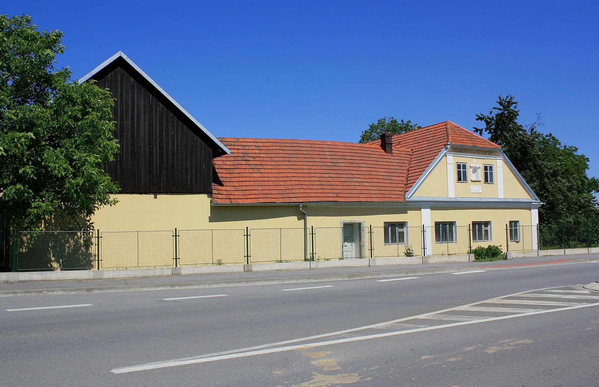 Photo showing: Old farm in Pohodlí, part of Litomyšl, Czech Republic