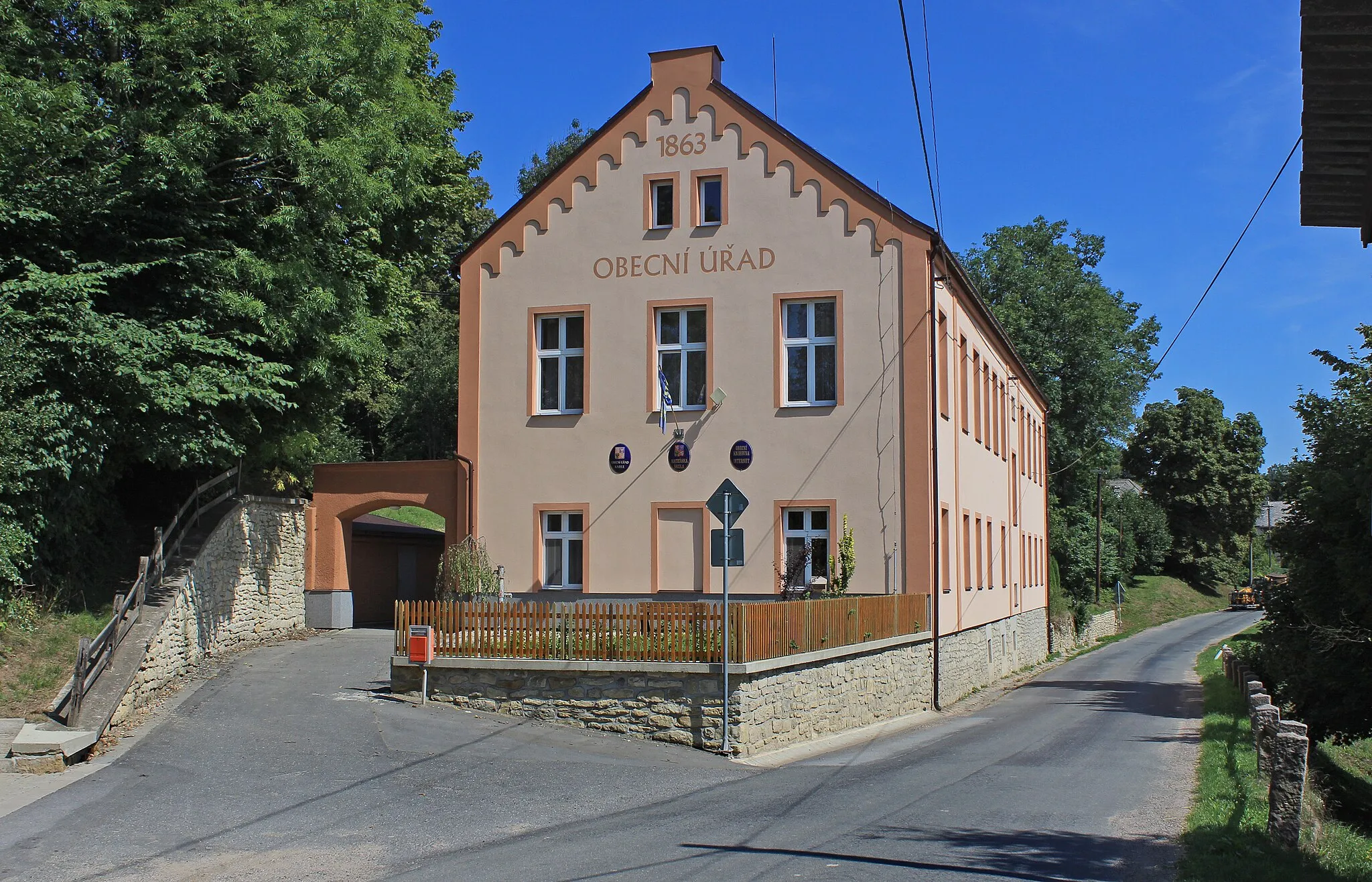Photo showing: Munucipal office in Karle, Czech Republic.