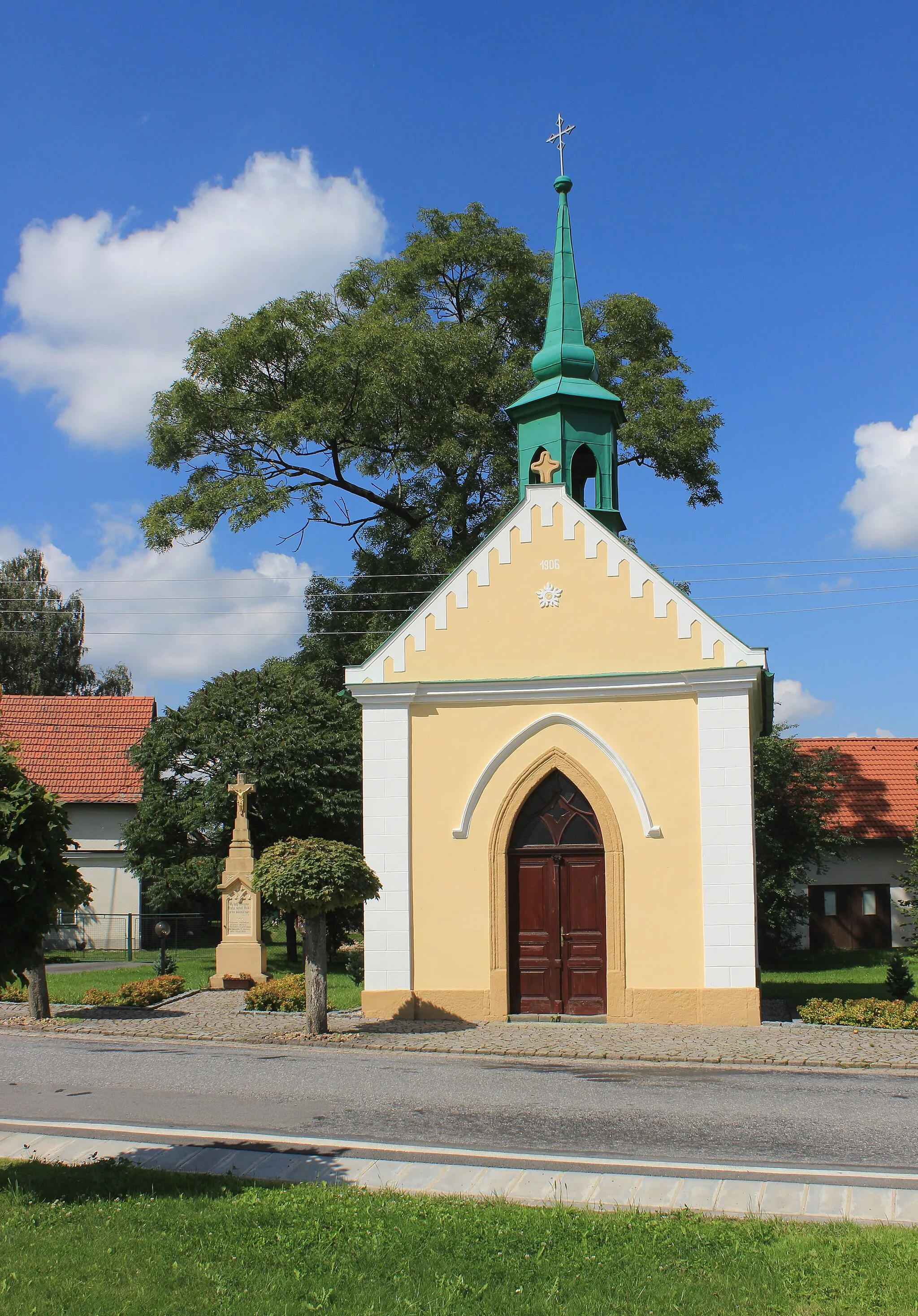 Photo showing: Small chapel in Nová Ves u Jarošova, Czech Republic.
