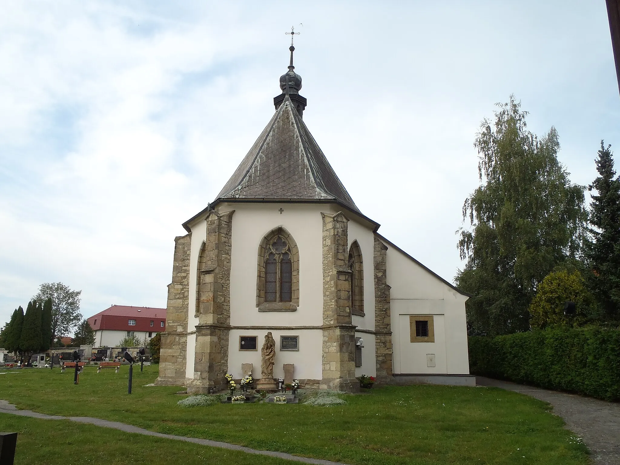 Photo showing: Saint Martin church in Dolní Újezd, Svitavy district - presbytery and sacristy viewed from east