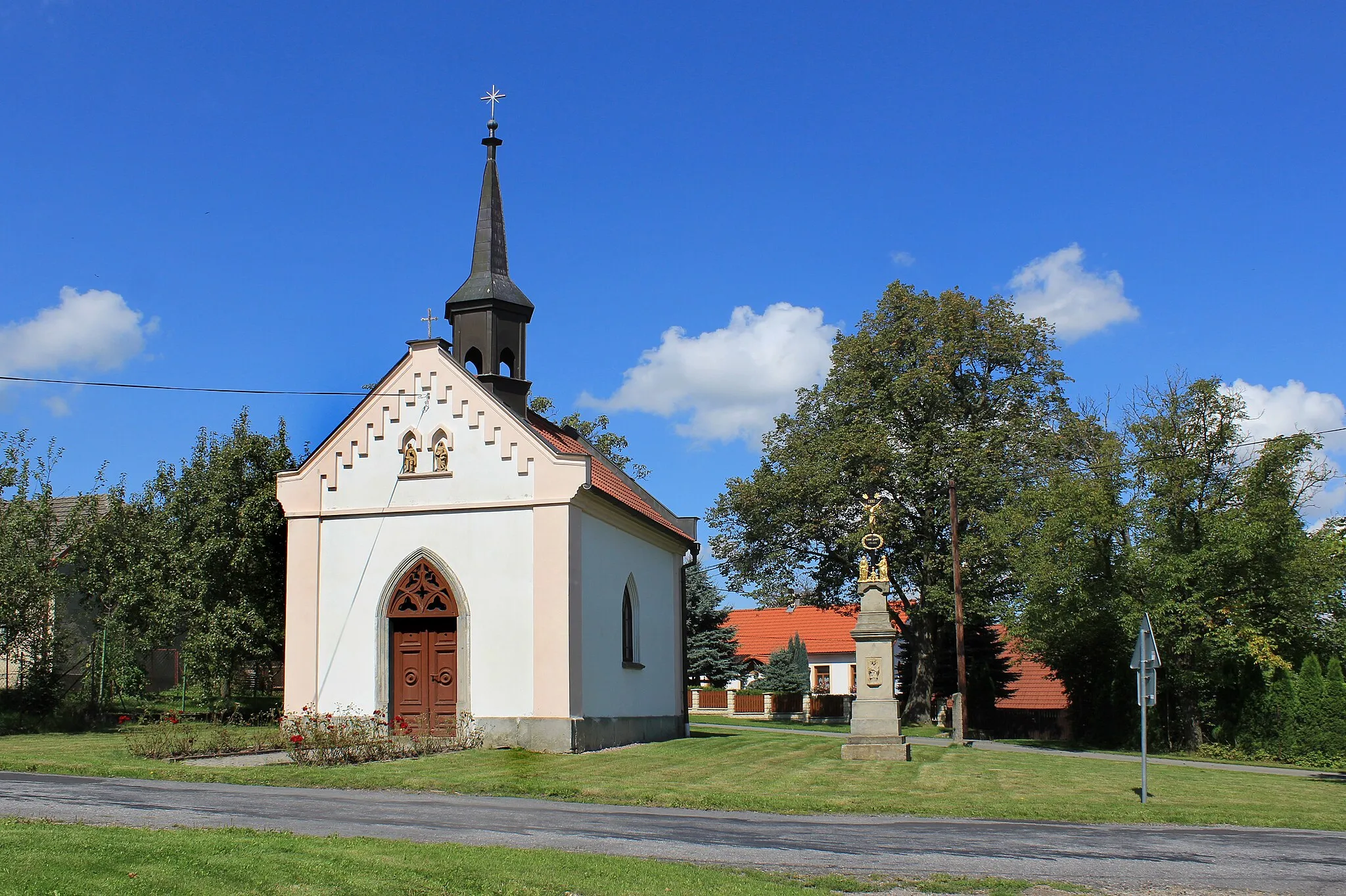 Photo showing: Chapel in the upper part of Chotěnov, Czech Republic.