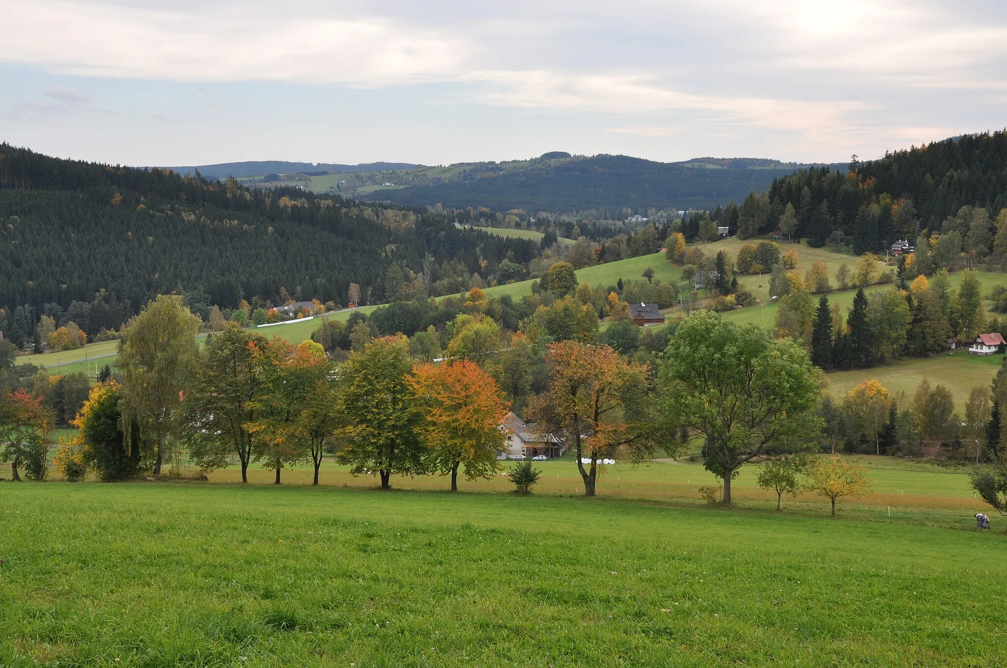 Photo showing: Výhled cestou z Rybenských perničků na Březiny, nad Březinami.