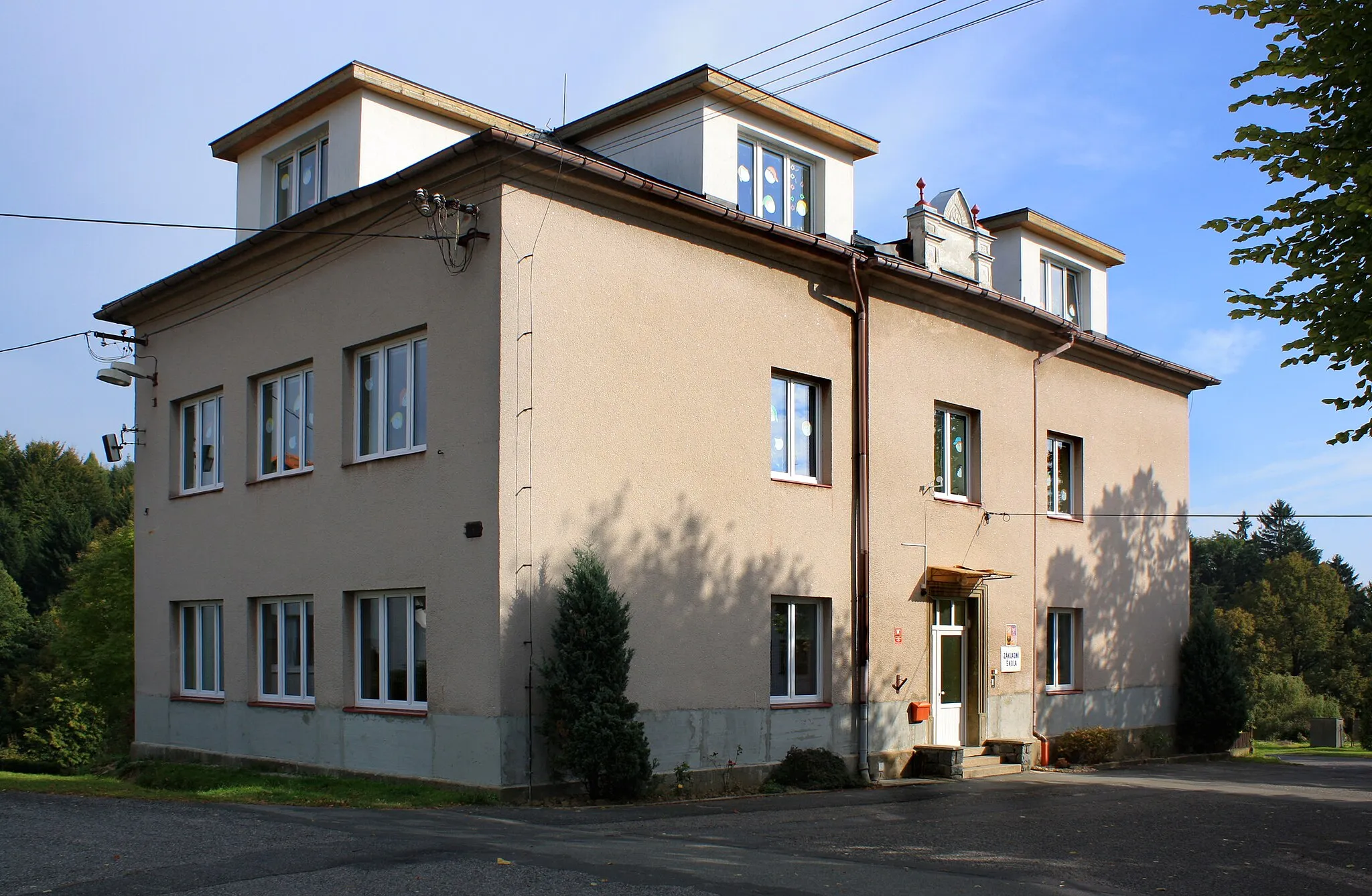 Photo showing: Elementary school in České Libchavy, Czech Republic