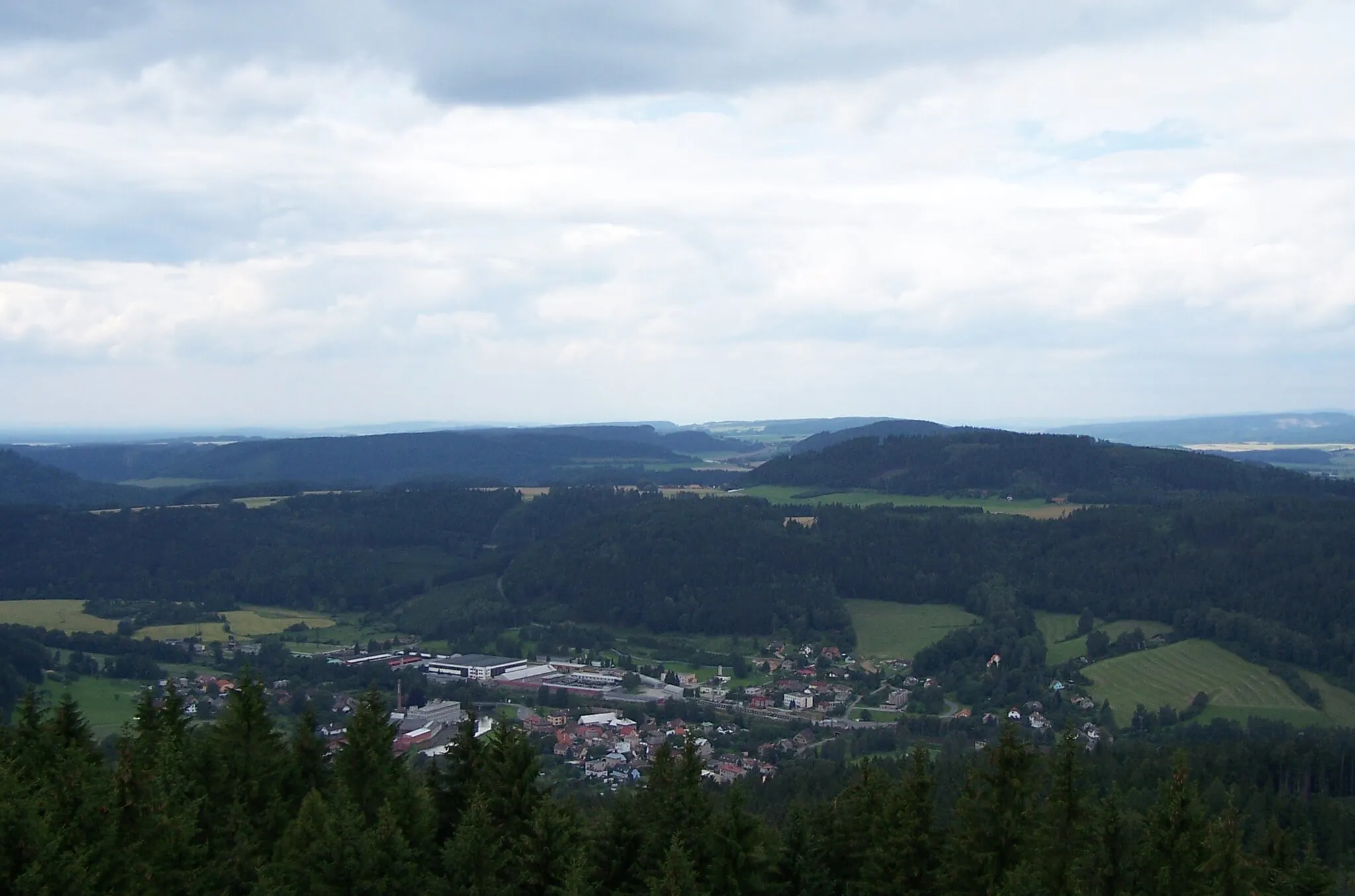 Photo showing: Kerhartice je část města Ústí nad Orlicí. Foto je z rozhledny Andrlův chlum