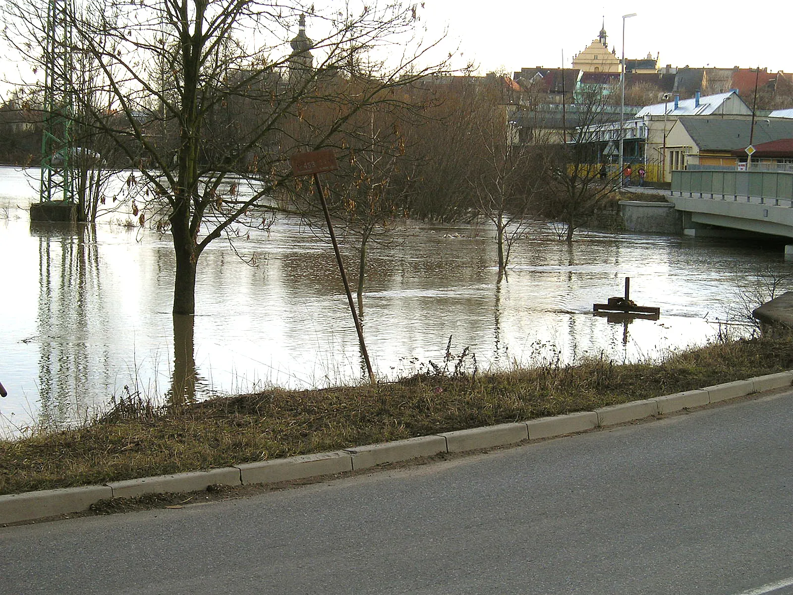 Photo showing: Řeka Loučná při povodních v roce 2005 na okraji Vysokého Mýta