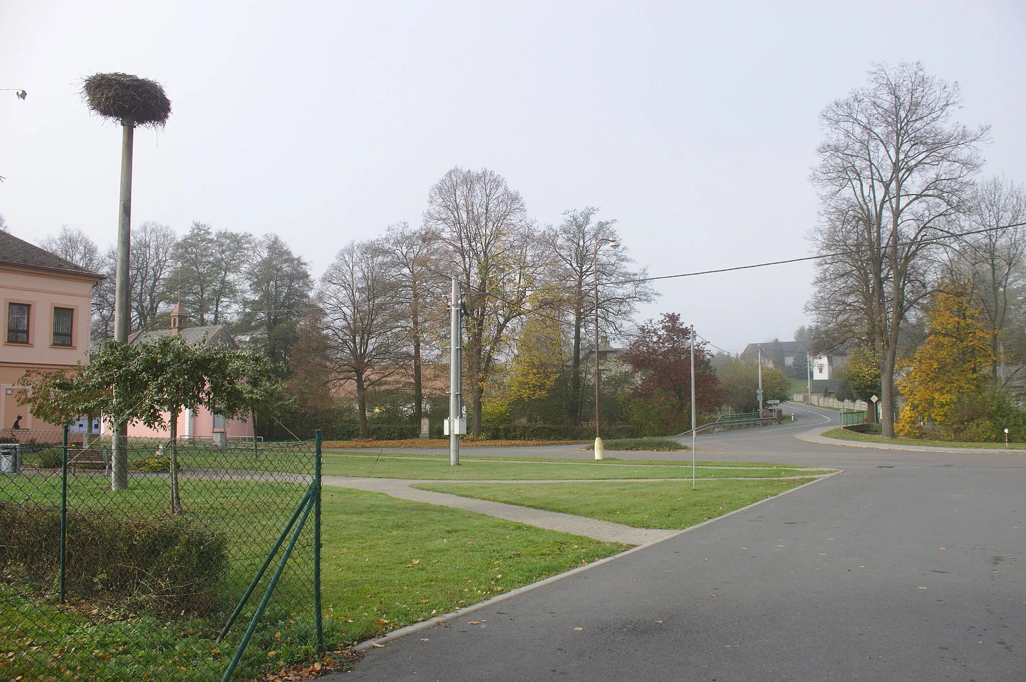 Photo showing: Náves ve vesnici Sázava v Pardubickém kraji