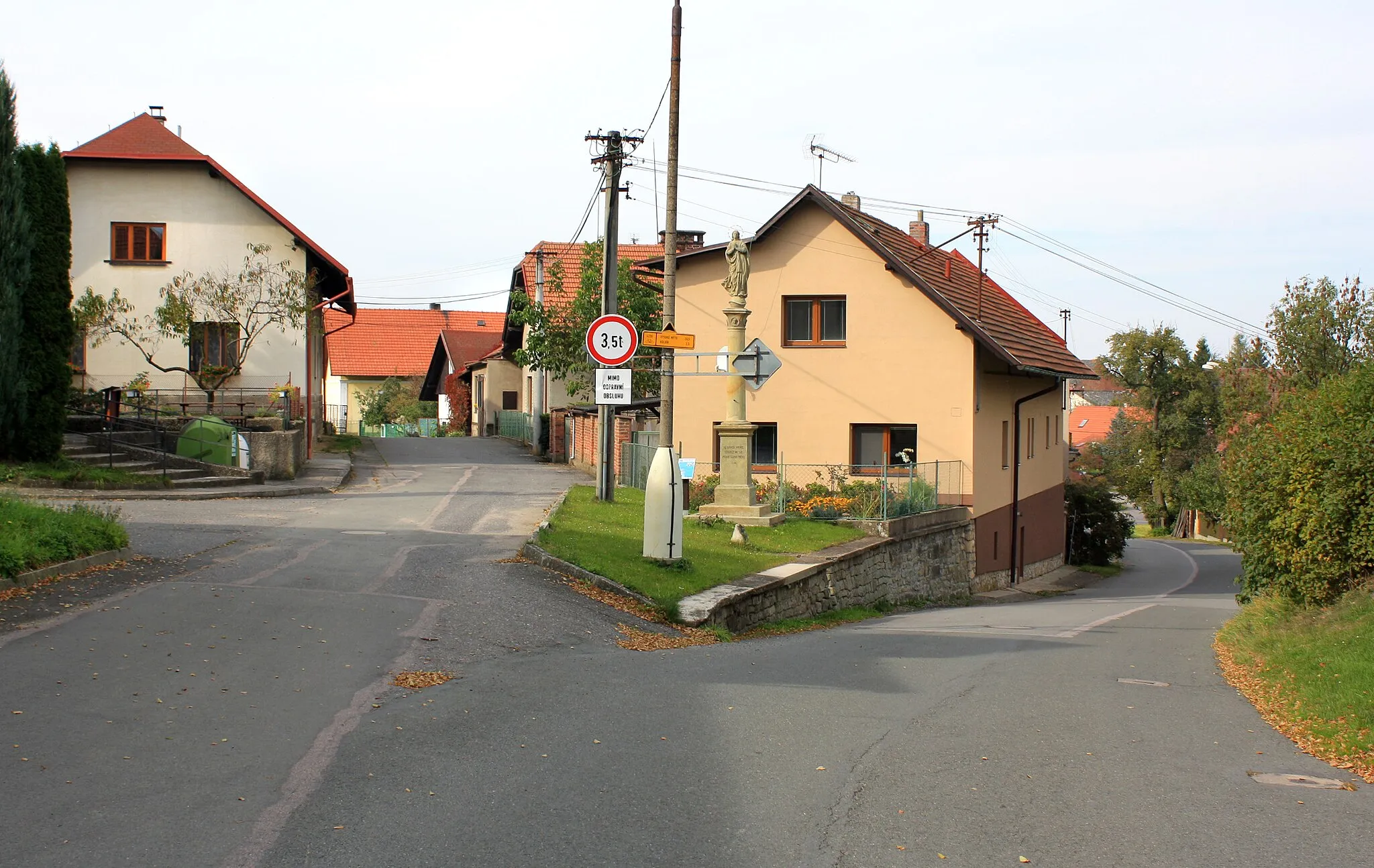 Photo showing: Intersection in Sudslava, Czech Republic