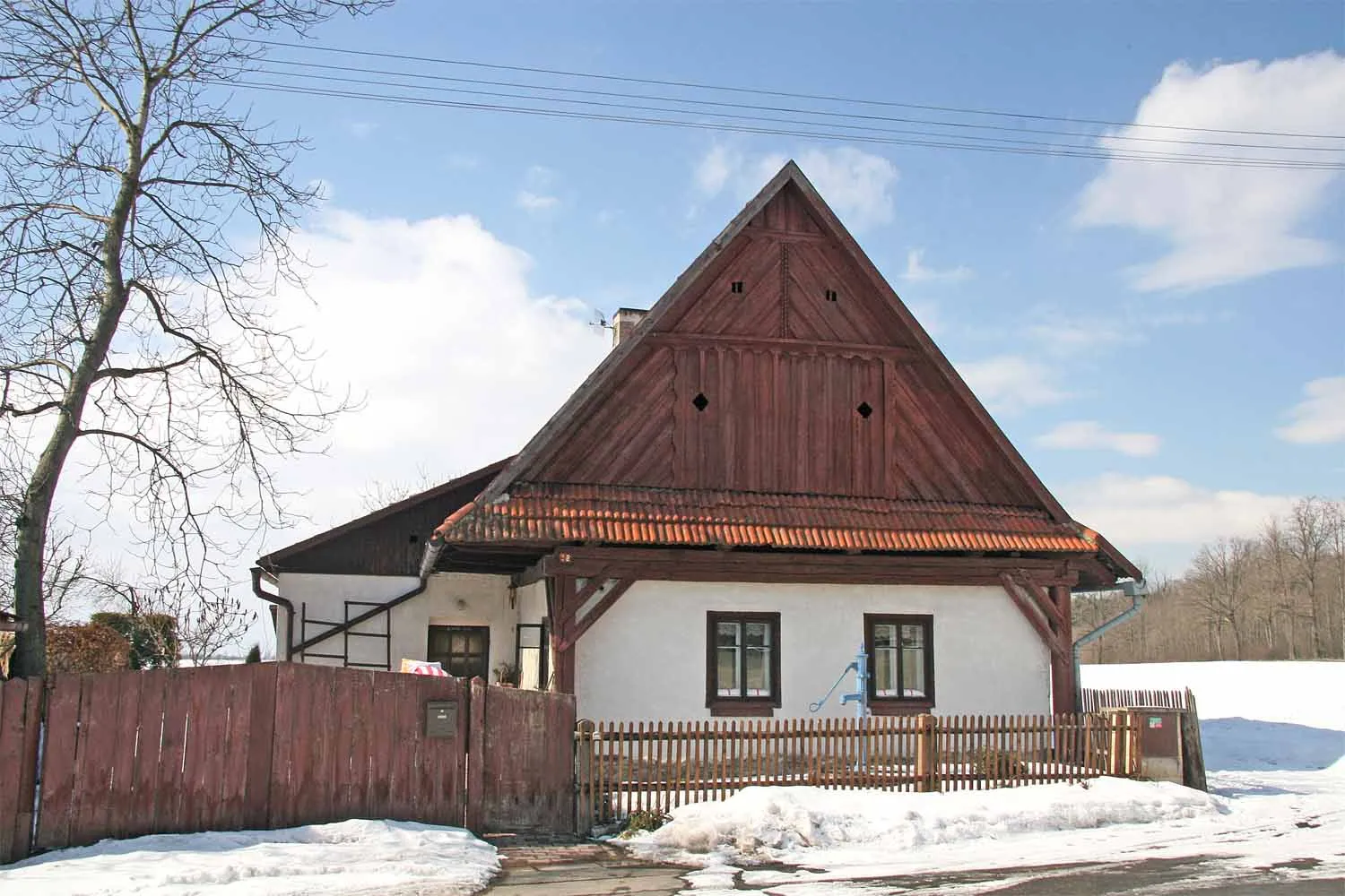 Photo showing: Listed house with decorated wooden gable in Sruby near Vysoké Mýto, Ústí nad Orlicí District, Czech Republic.