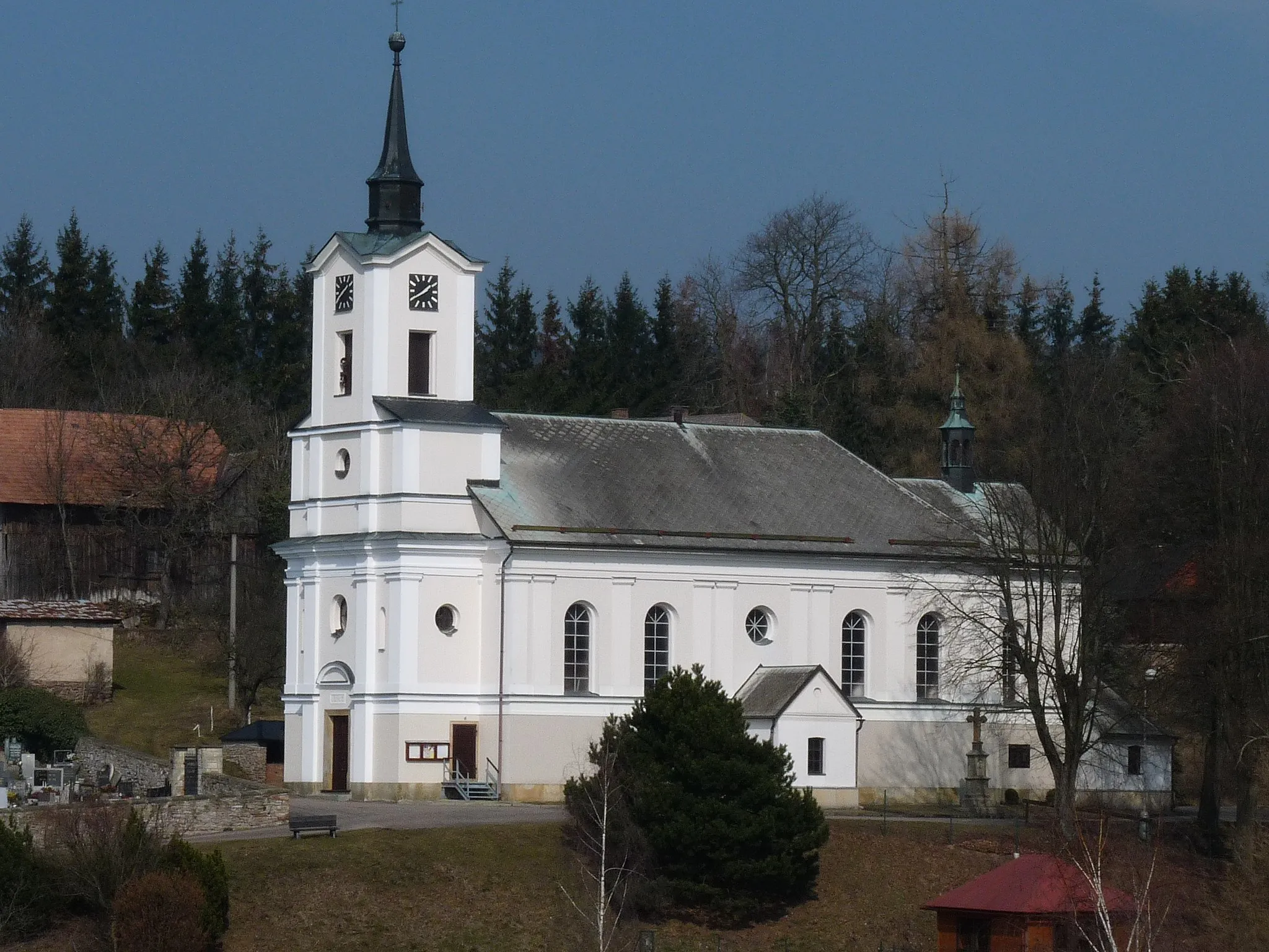 Photo showing: Kostel Nejsvětější Trojice v Jamném nad Orlicí od památného tisu