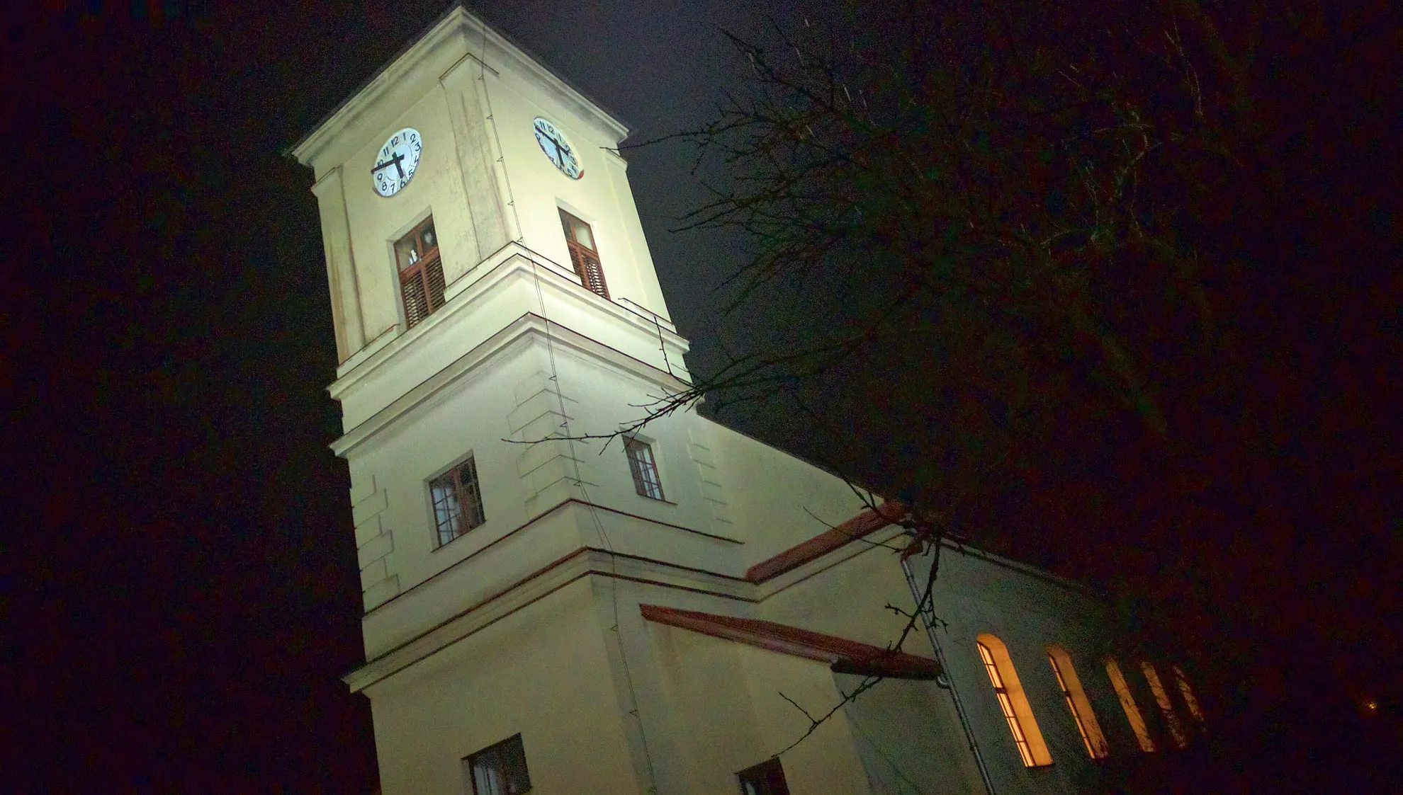 Photo showing: Horní Čermná church at night, November 2016