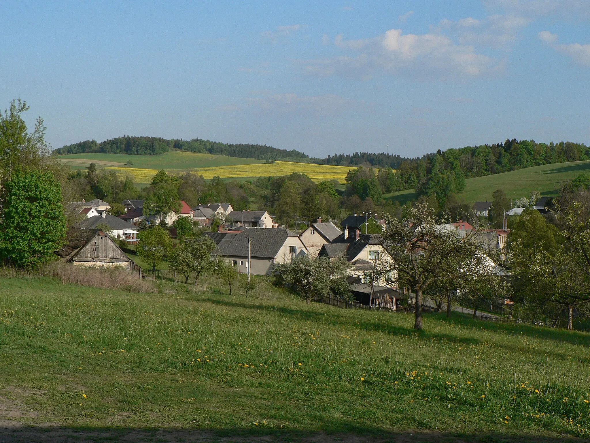 Photo showing: Horní Heřmanice, pohled od kostela