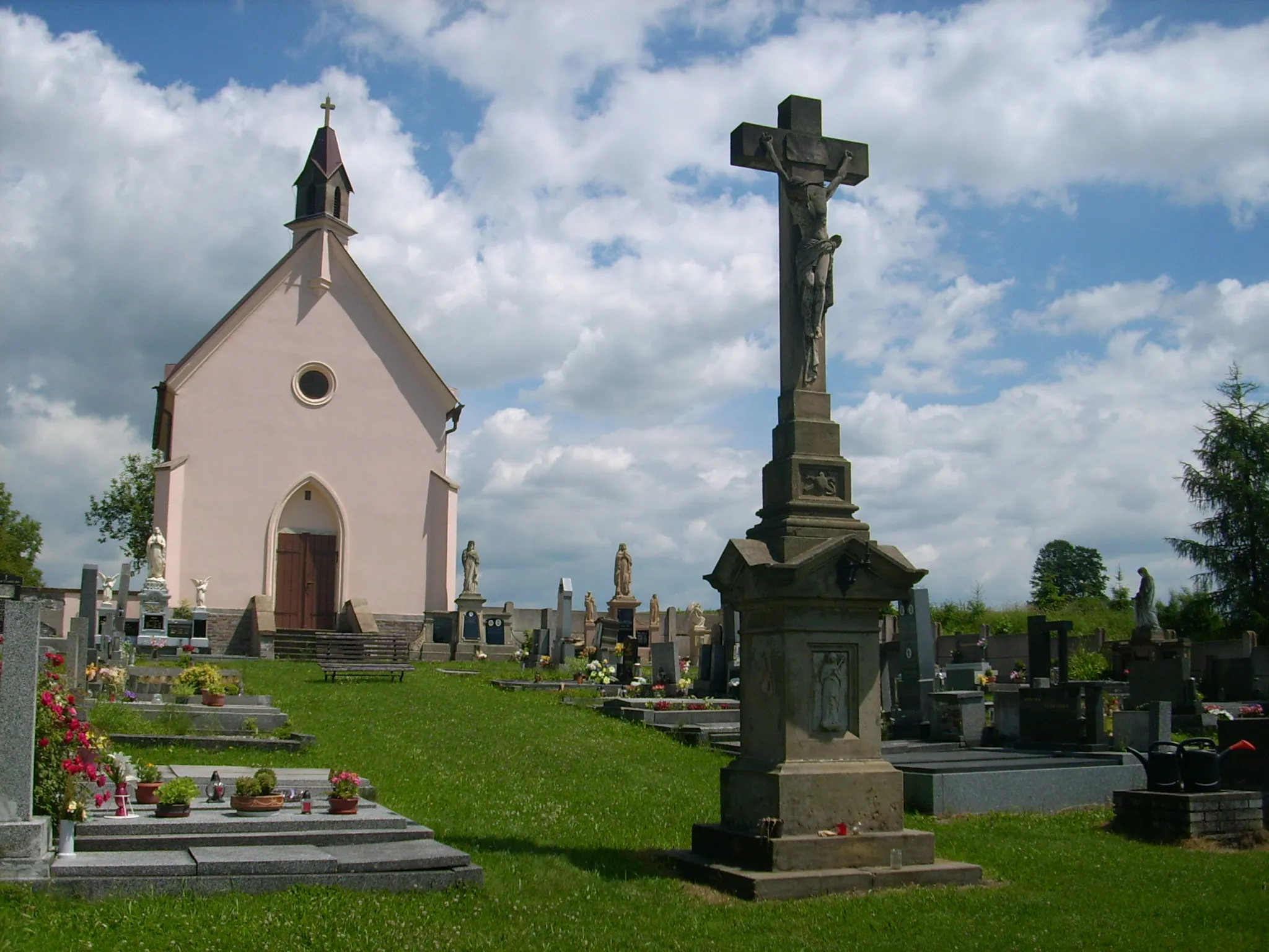 Photo showing: St. Joseph Chapel at the local cemetery in Dlouha Trebova